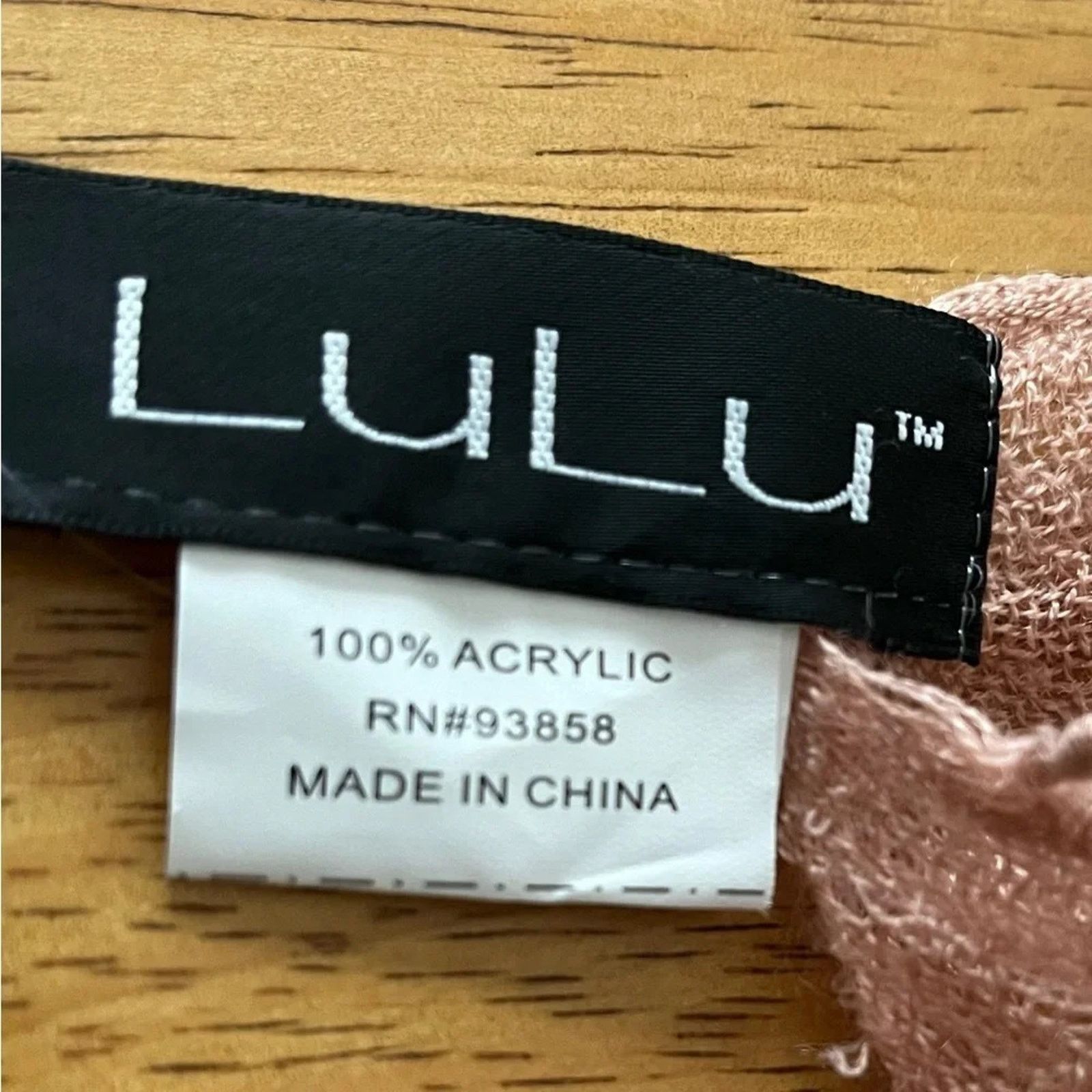 The Unbranded Brand Lulu scarf measuring 70”x40” in great condition. Size ONE SIZE - 3 Thumbnail