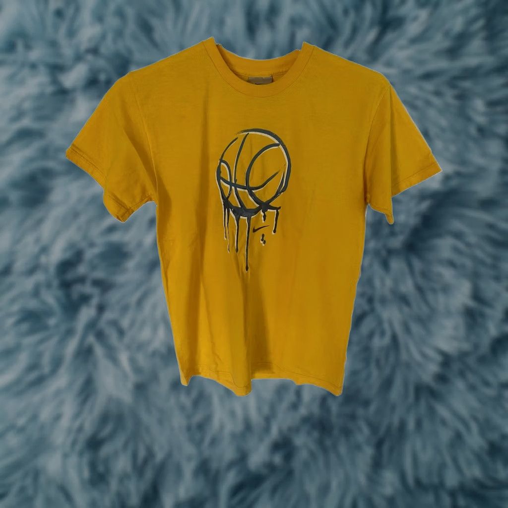 Nike VINTAGE Nike Shirt XL Yellow Center Swoosh Logo Basketball Lakers Y2K T Mens Size US L / EU 52-54 / 3 - 1 Thumbnail