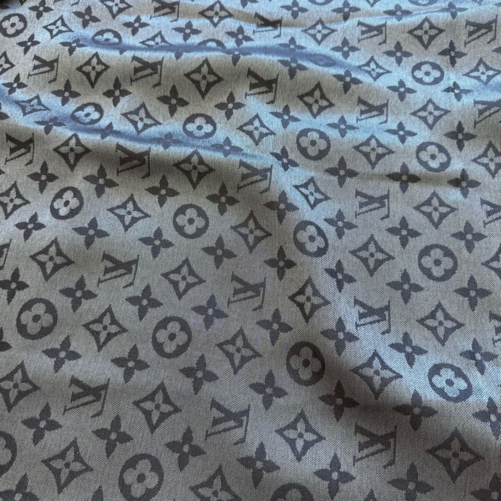 Louis Vuitton Louis Vuitton silk/wool sharf black and silver Retail 1200$ Size ONE SIZE - 4 Thumbnail