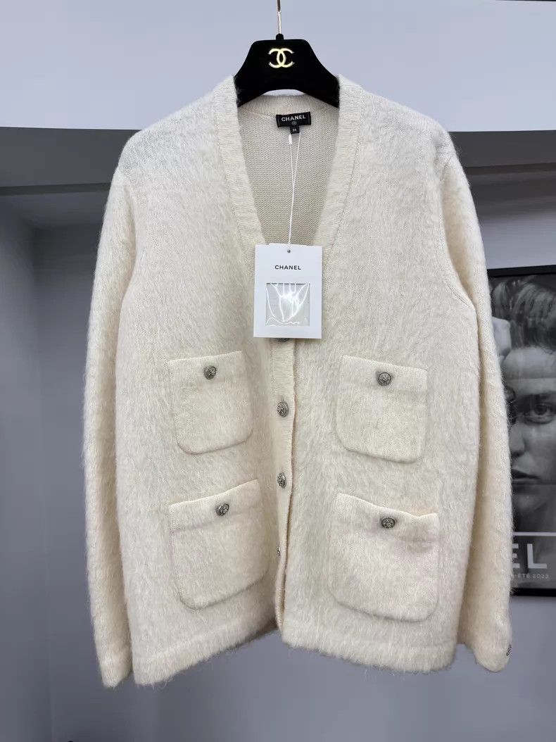 Chanel Chanel Snow Series White Snowflake Diamond Button Cardigan Size XS / US 0-2 / IT 36-38 - 1 Thumbnail