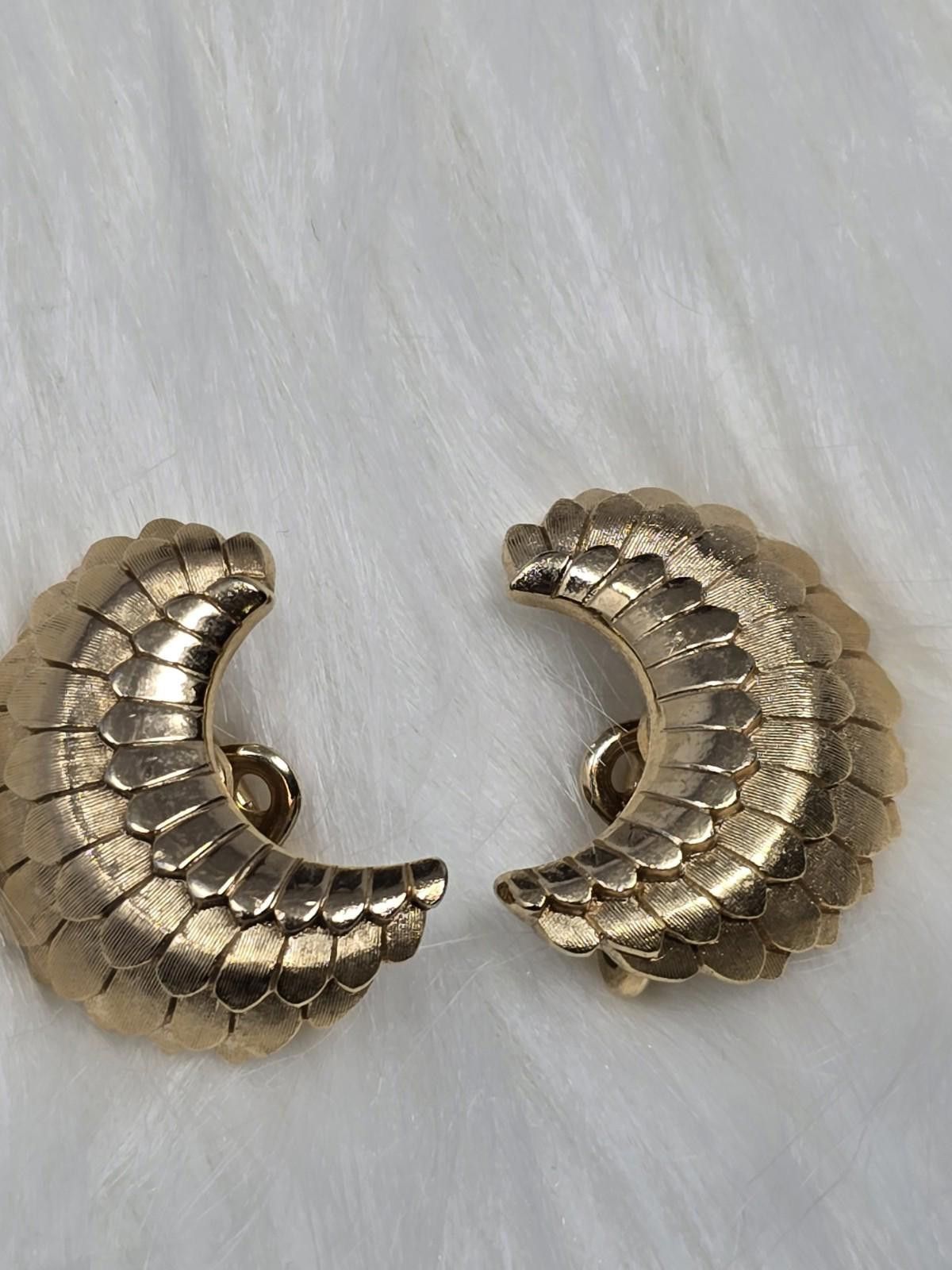 Other Vintage Beautiful Crown Trifari Gold Crescent Clip Earrings Size ONE SIZE - 1 Thumbnail
