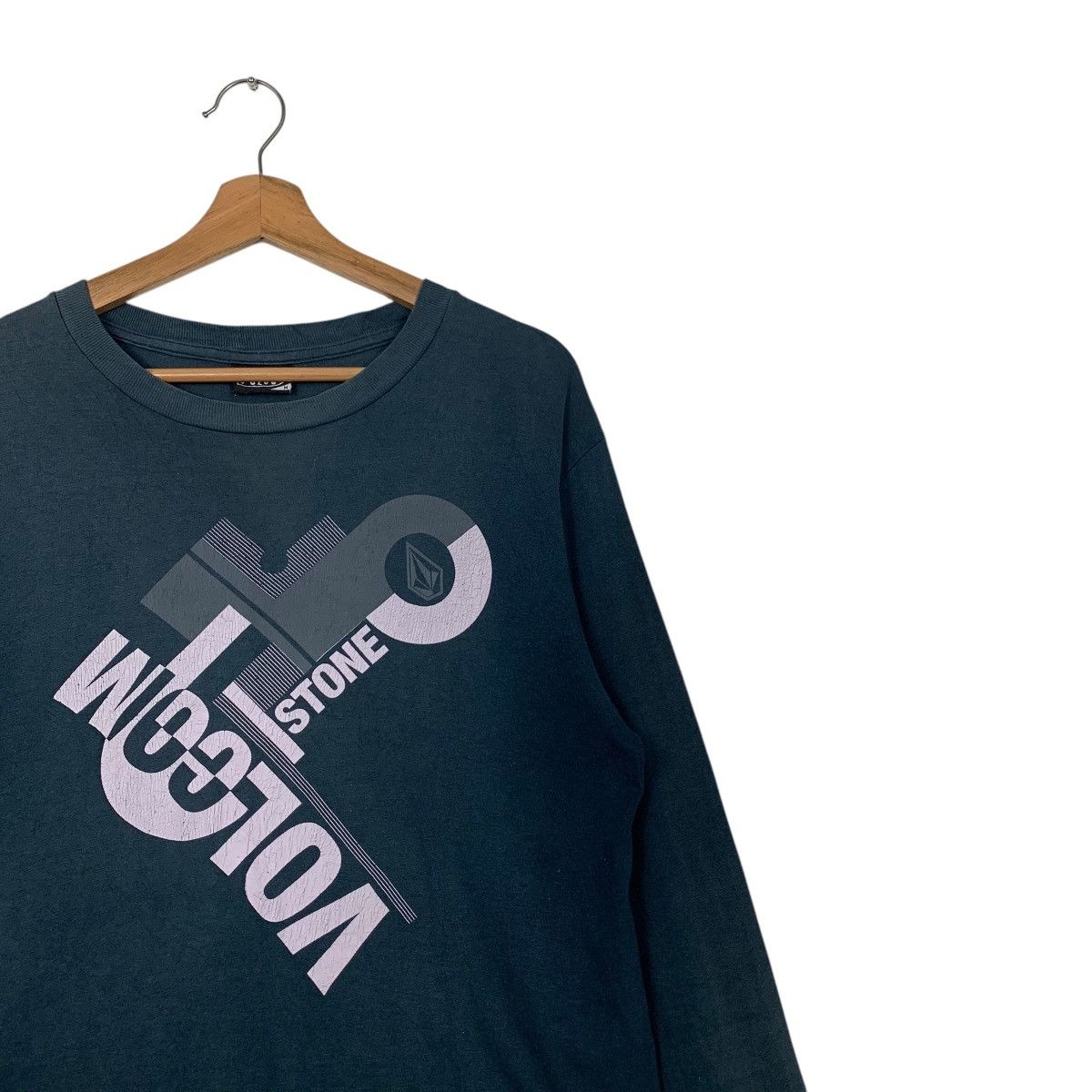 Volcom 90’s Trashed VOLCOM Big Logo Long Sleeve Tees #2603-C117 Size US M / EU 48-50 / 2 - 5 Thumbnail