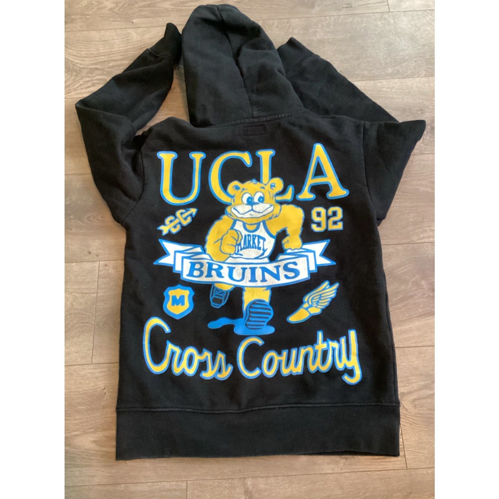 Market VINTAGE UCLA Bruins Cross Country Market Tag Hoodie Unisex Adults Size S Black Graphic Print Pullover Hooded Long Sleeve Size US S / EU 44-46 / 1 - 8 Thumbnail