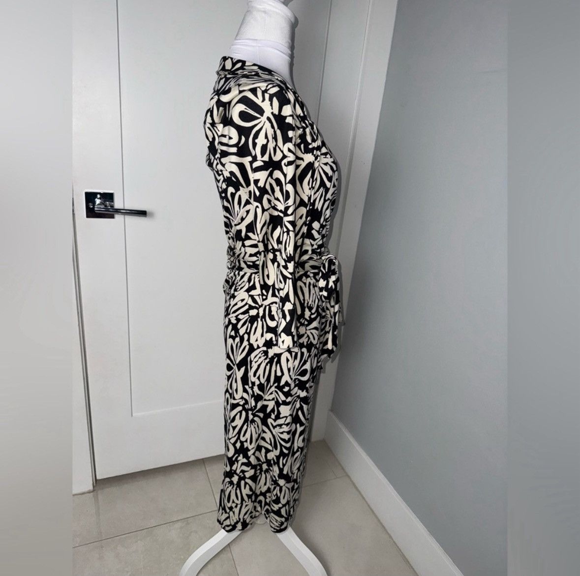 Diane von Furstenberg DIANE Von Furstenberg Julian Silk Wrap Dress/Size 4 Size S / US 4 / IT 40 - 5 Thumbnail