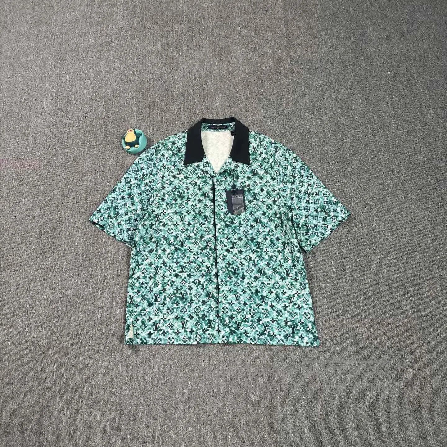 Louis Vuitton LV Green Tapestry Print Short-Sleeve Shirt. Size US XL / EU 56 / 4 - 1 Thumbnail