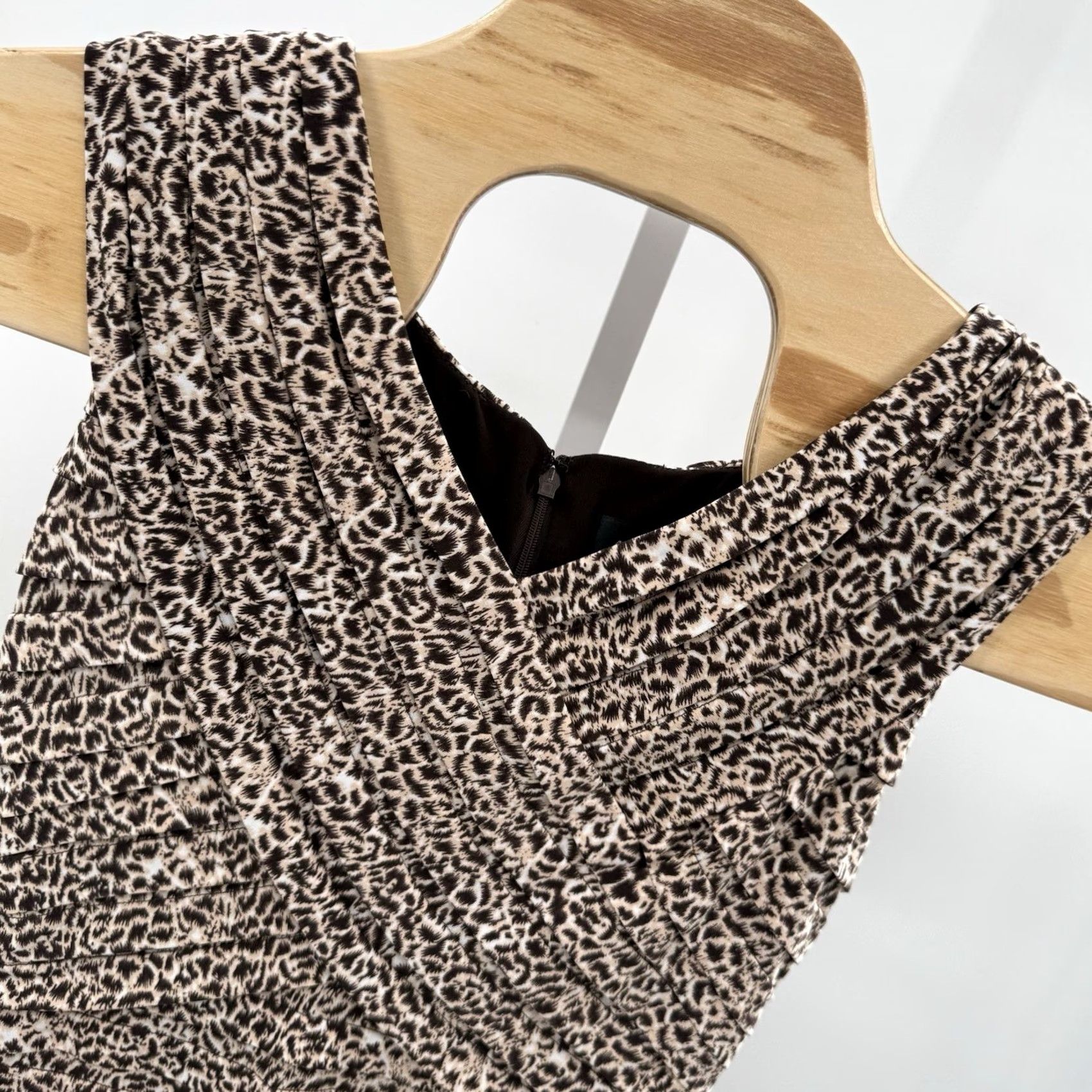 Adrianna Papell Adrianna Papell Sleeveless Leopard Print Pleated Sheath Dress 6 Beige Womens Night/Formal Party/Cocktail Wedding 90s Hipster Bodycon Size M / US 6-8 / IT 42-44 - 2 Thumbnail