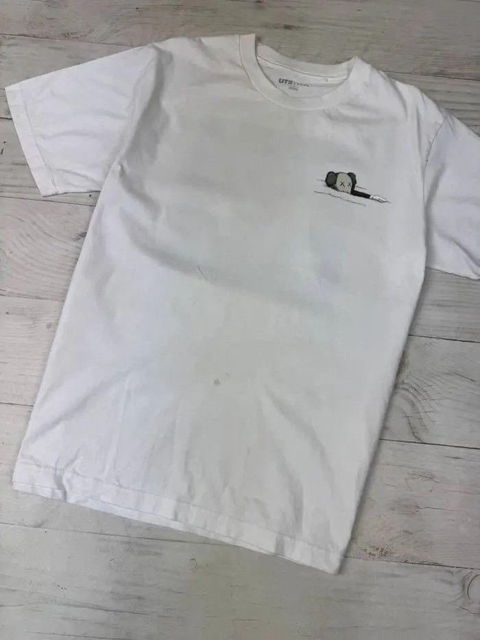 Uniqlo KAWS x Uniqlo Artbook Cover T-shirt Size US L / EU 52-54 / 3 - 5 Thumbnail