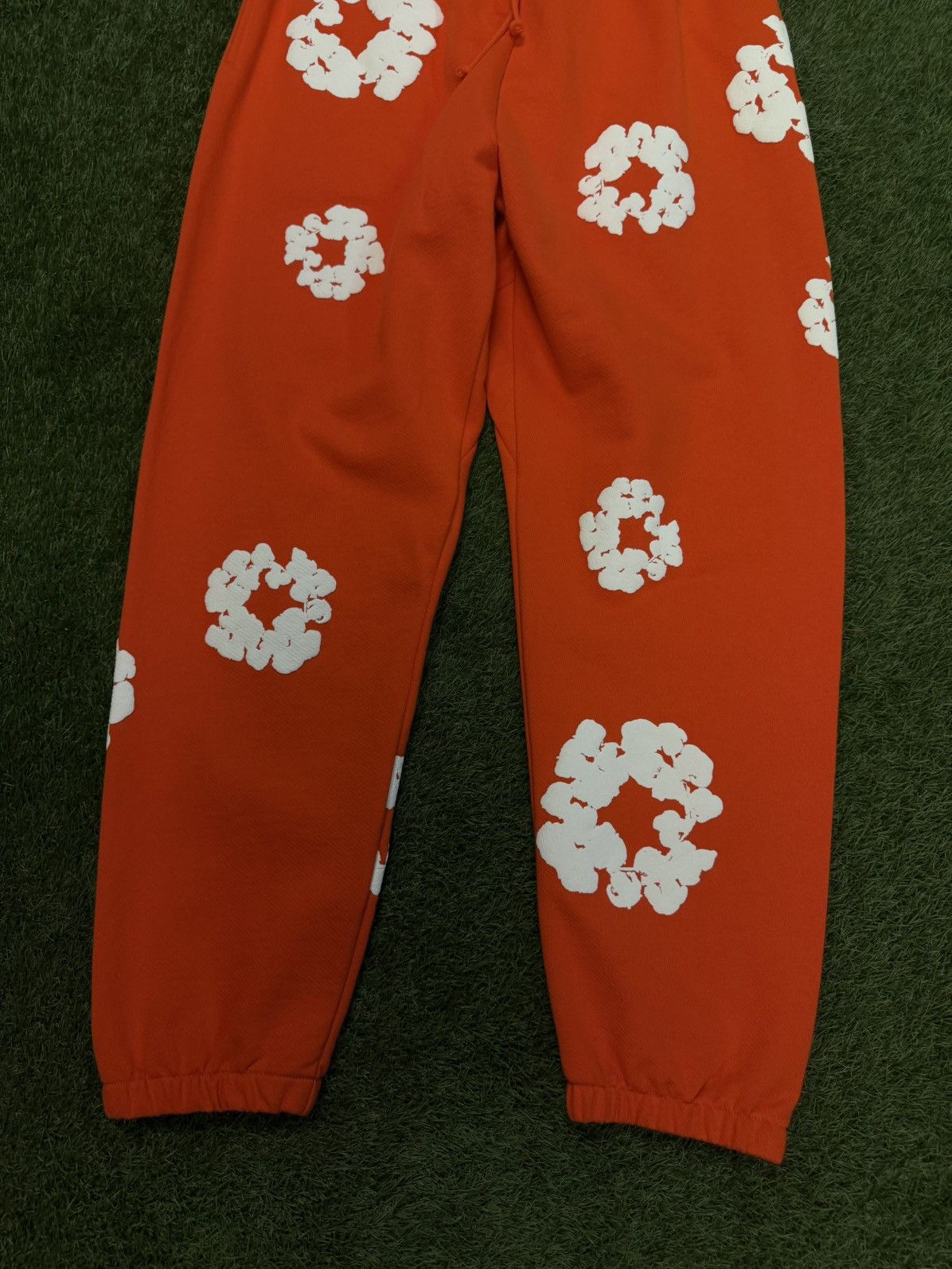 DENIM TEARS Denim Tears Cotton Wreath Sweatpants Size XL (NEW) Size US 34 / EU 50 - 2 Thumbnail