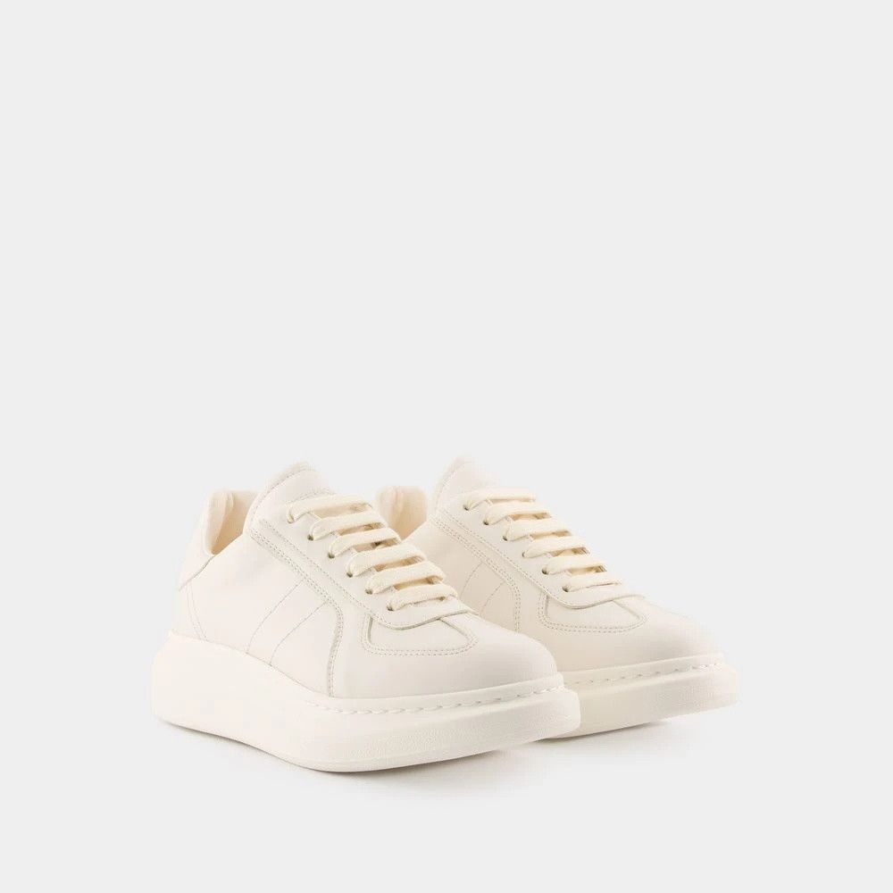 Alexander McQueen o1w1db10925 Oversized Sneaker in White Size US 7.5 / IT 37.5 - 2 Thumbnail