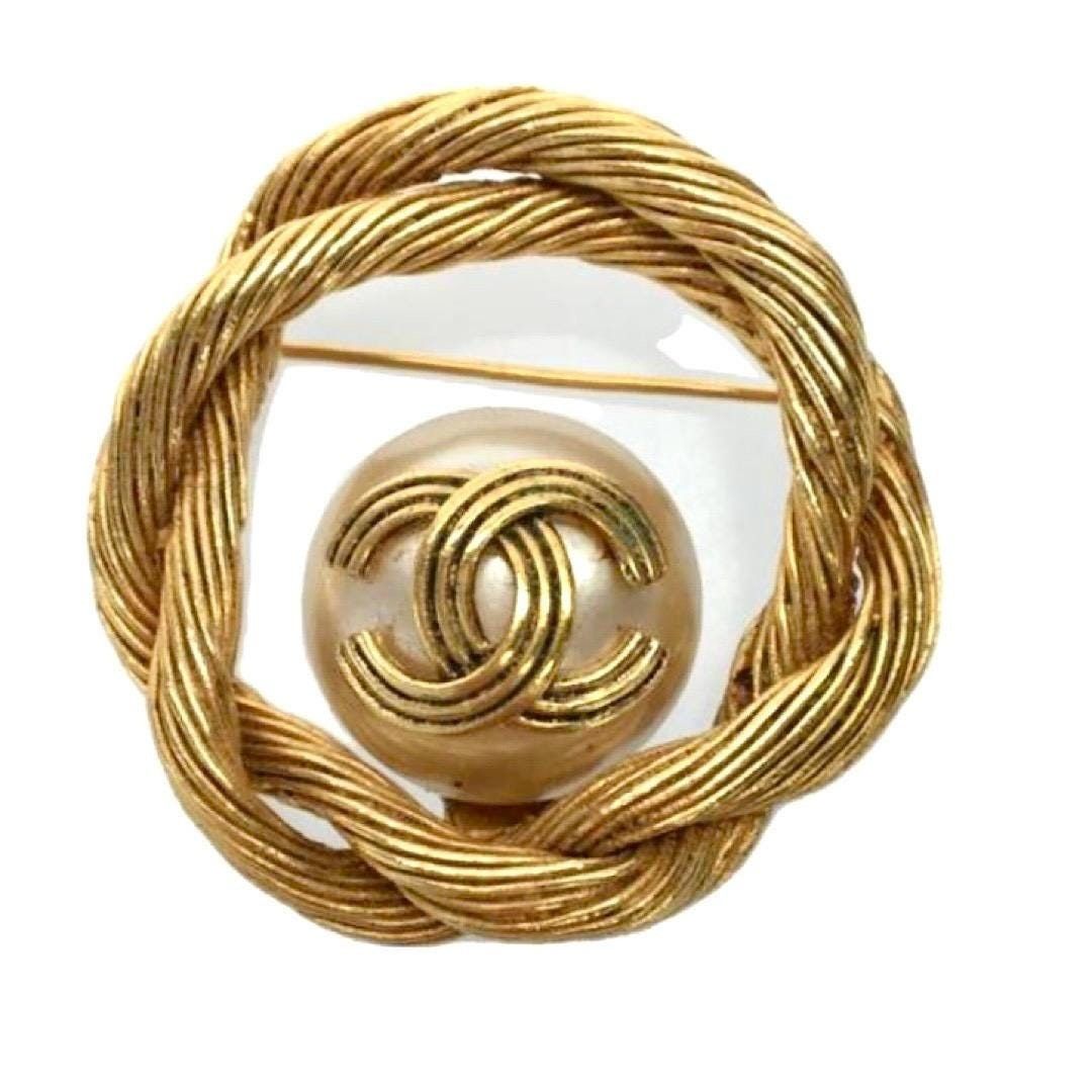 Chanel Vintage Chanel gold tone twisted frame brooch with cc Size ONE SIZE - 1 Thumbnail