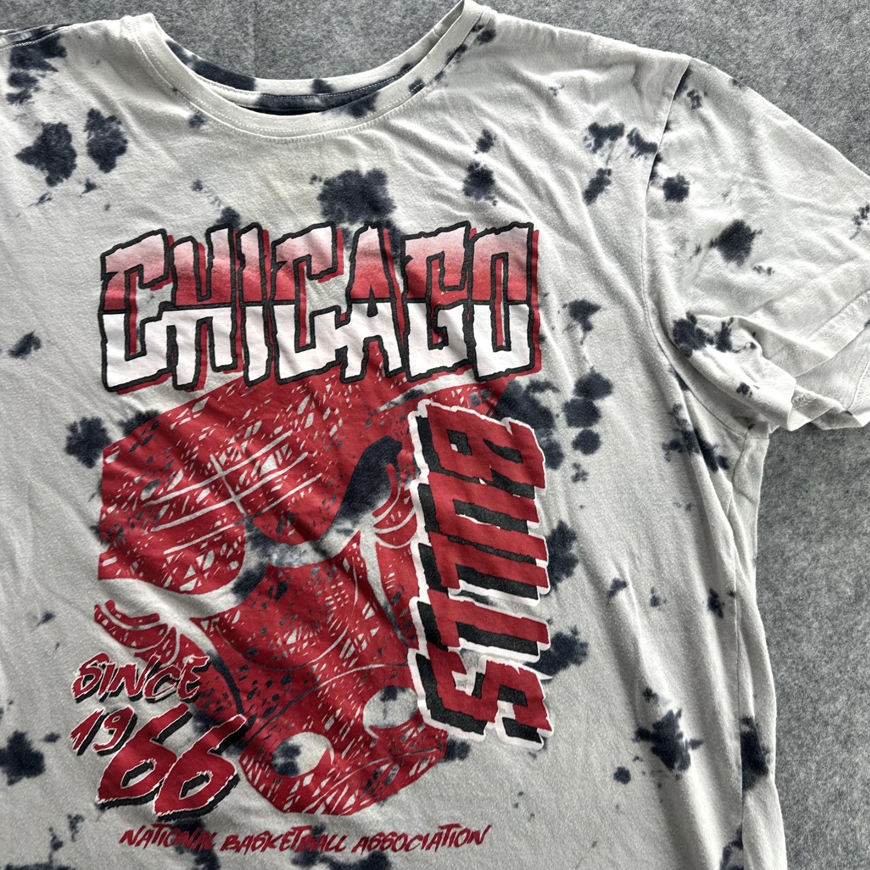 NBA VINTAGE Chicago Bulls Shirt Mens Large Gray Tie Dye NBA Basketball Graphic 1966 Retro Mens Size US L / EU 52-54 / 3 - 4 Thumbnail