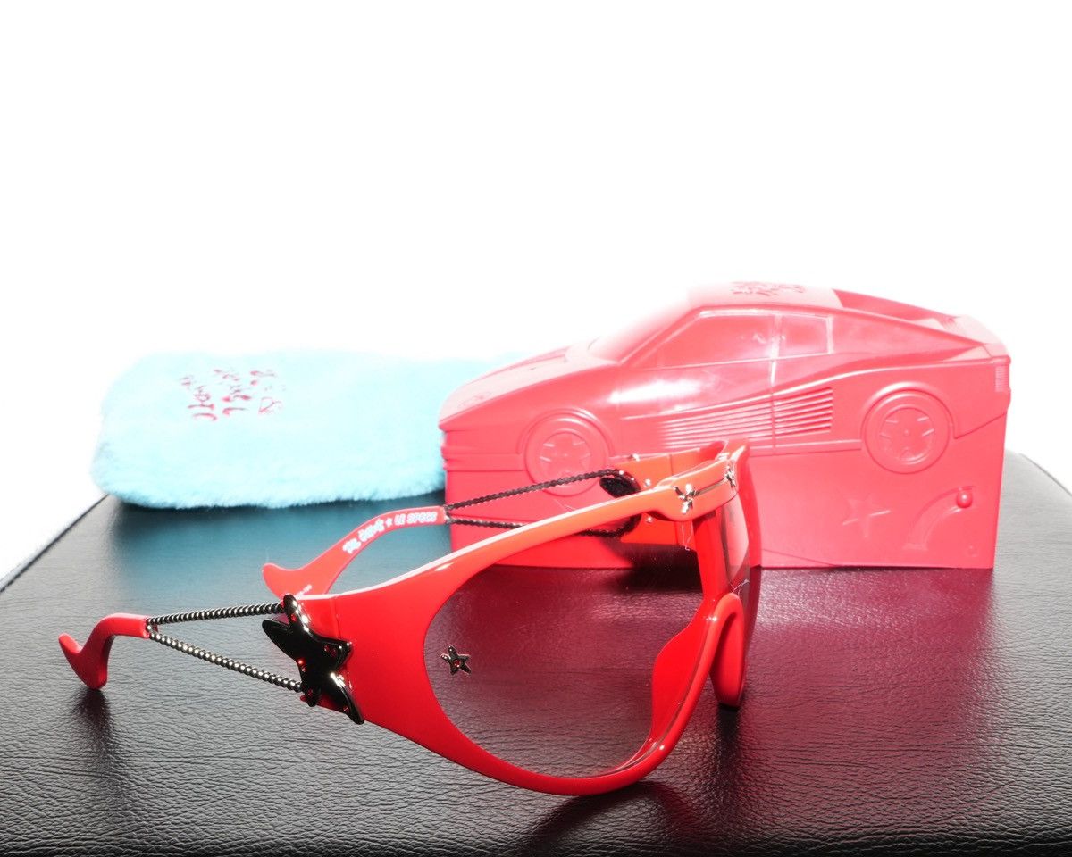 Le Specs Le Specs X Ian Charms Nepo Baby Shield Sunglasses in Red Size ONE SIZE - 6 Thumbnail