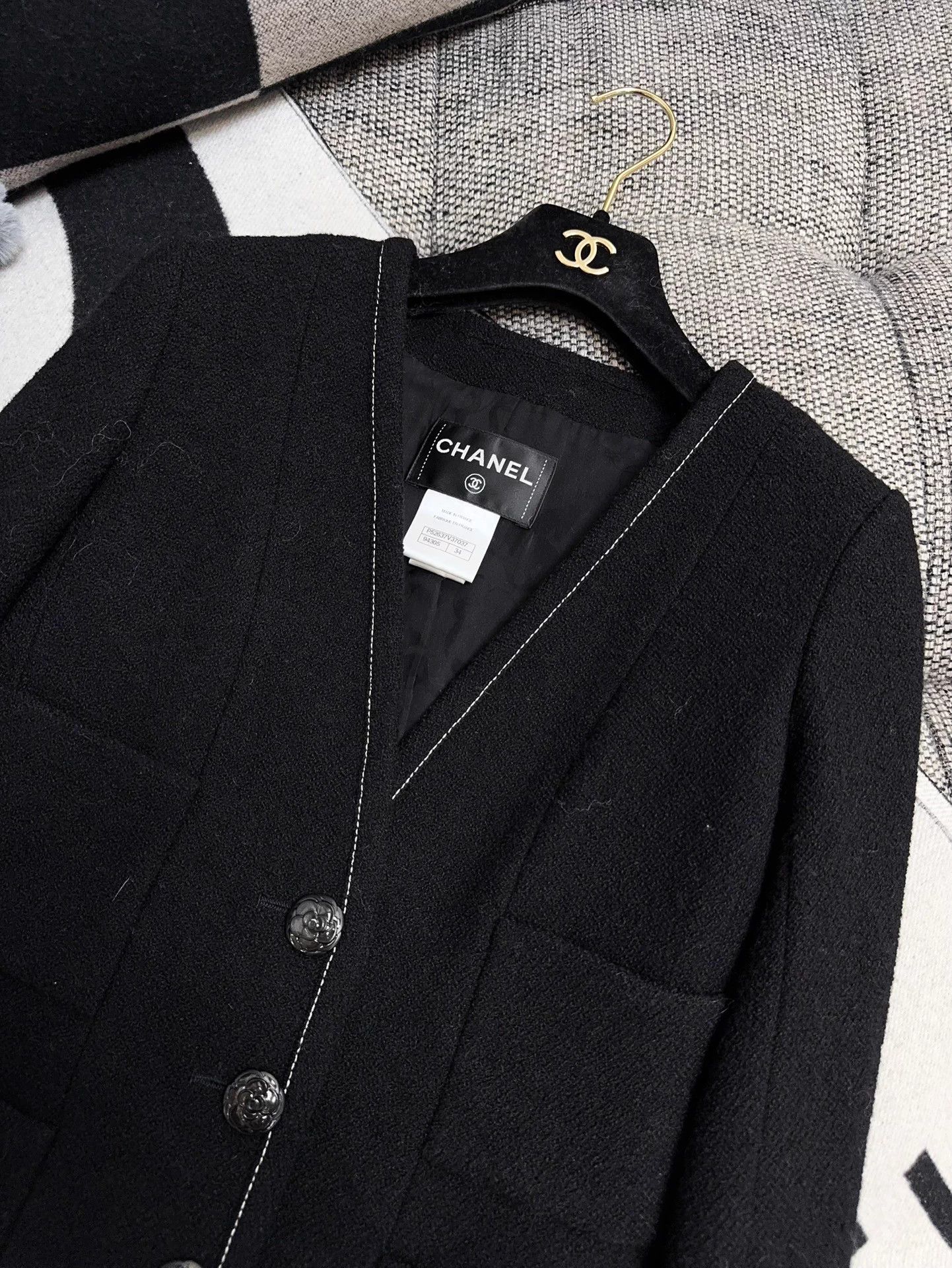 Chanel Chanel 15K Black Vneck 4-pocket Camellia buttons tweed 34 Size XS / US 0-2 / IT 36-38 - 9 Thumbnail