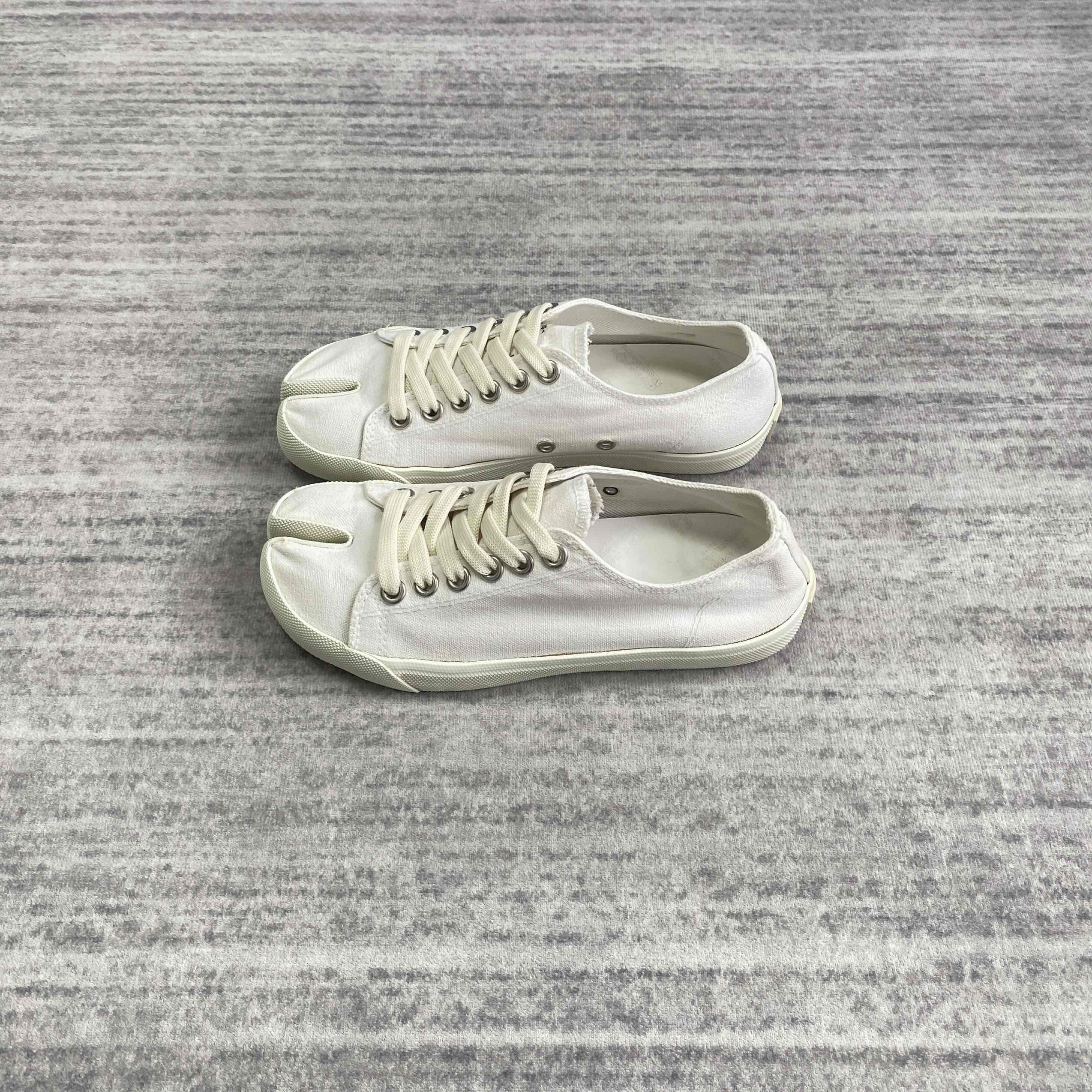 Maison Margiela Maison Margiela White Tabi Low-Top Sneakers Size 36 Size US 6 / IT 36 - 1 Thumbnail