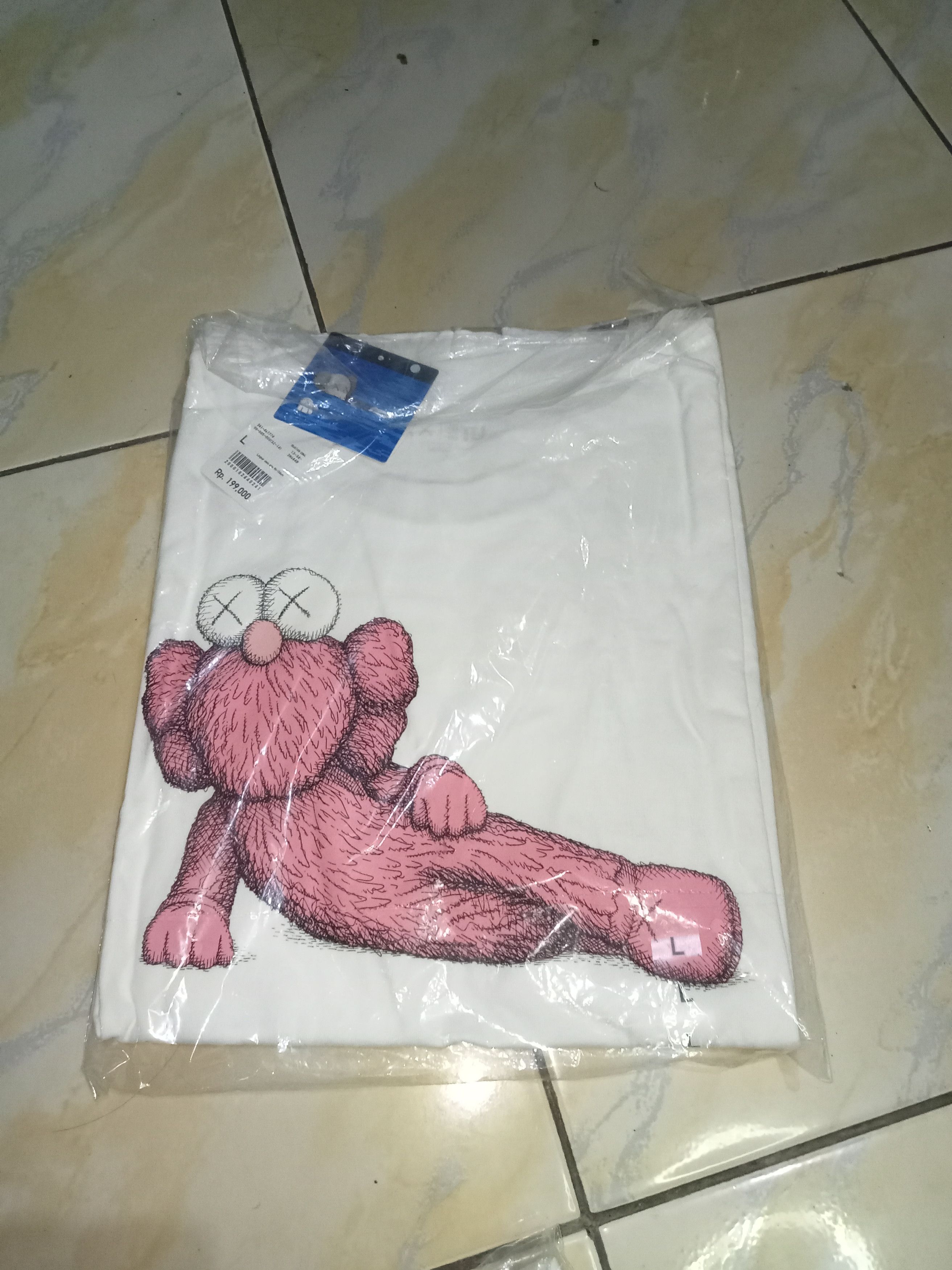 Kaws × Uniqlo Uniqlo x Kaws T-Shirt Size US L / EU 52-54 / 3 - 2 Thumbnail