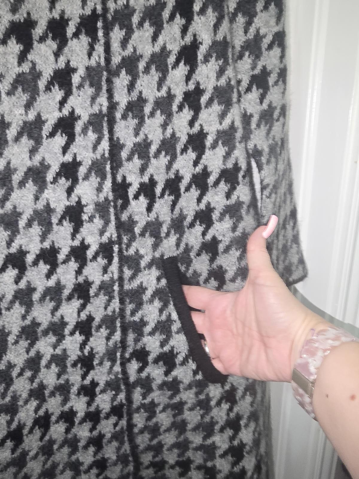Elie Tahari Tahari Women's Black and Gray Houndstooth Pattern Wool Coat Size M / US 6-8 / IT 42-44 - 2 Thumbnail