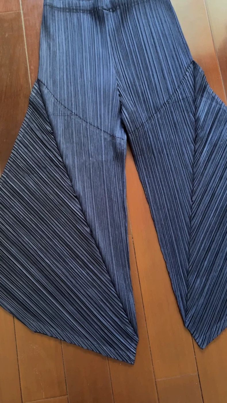 Issey Miyake Issey Miyake size:4 Blue pleated irregular-shaped pants Size 22" - 1 Thumbnail