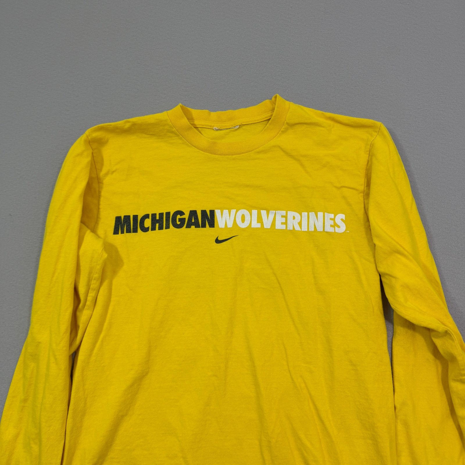 Nike Vintage Nike Michigan Wolverines Long Sleeve Shirt Medium Size US M / EU 48-50 / 2 - 2 Thumbnail