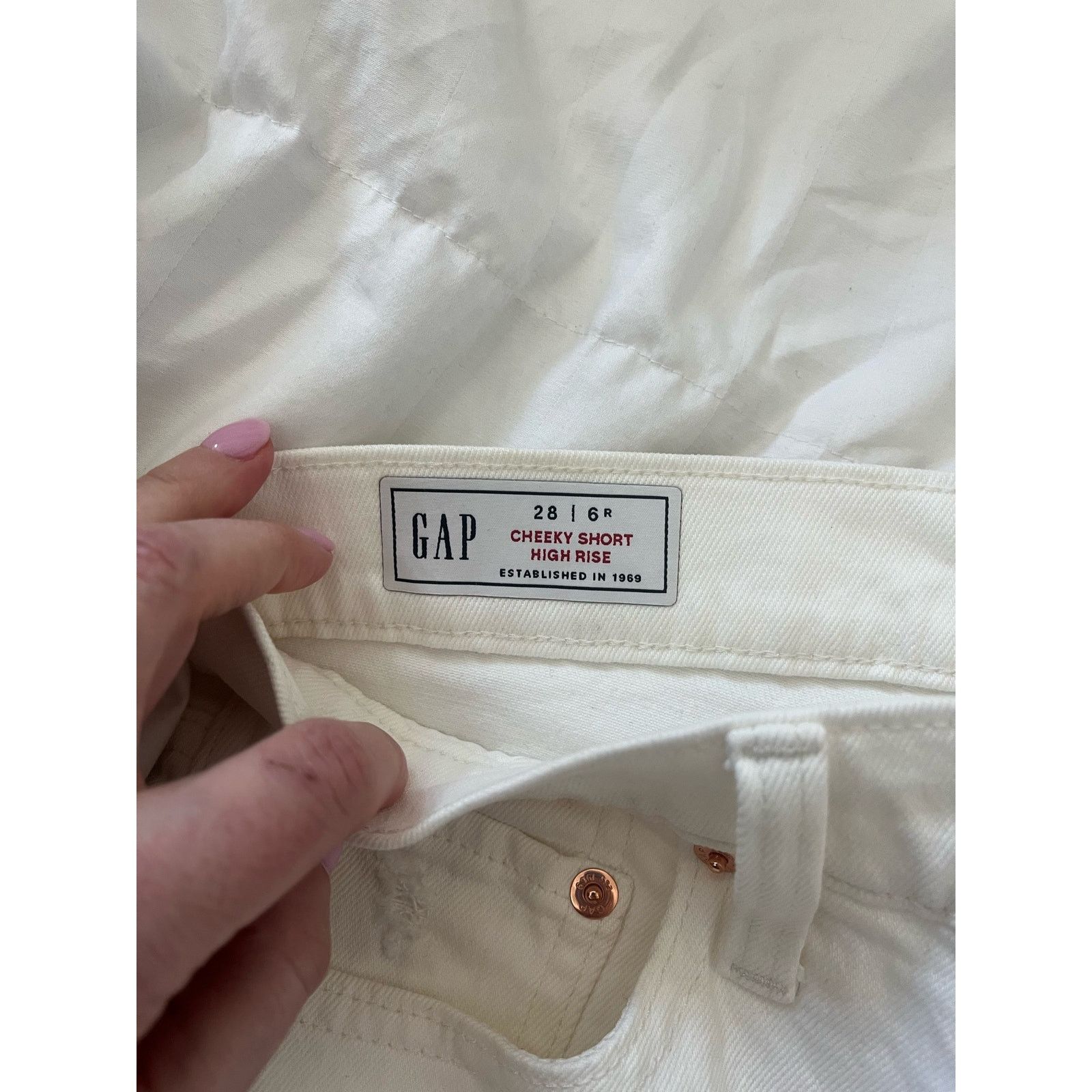 Gap Gap High Rise Cheeky Cut-Off Shorts Denim White 28/6R Size 28" / US 6 / IT 42 - 3 Thumbnail