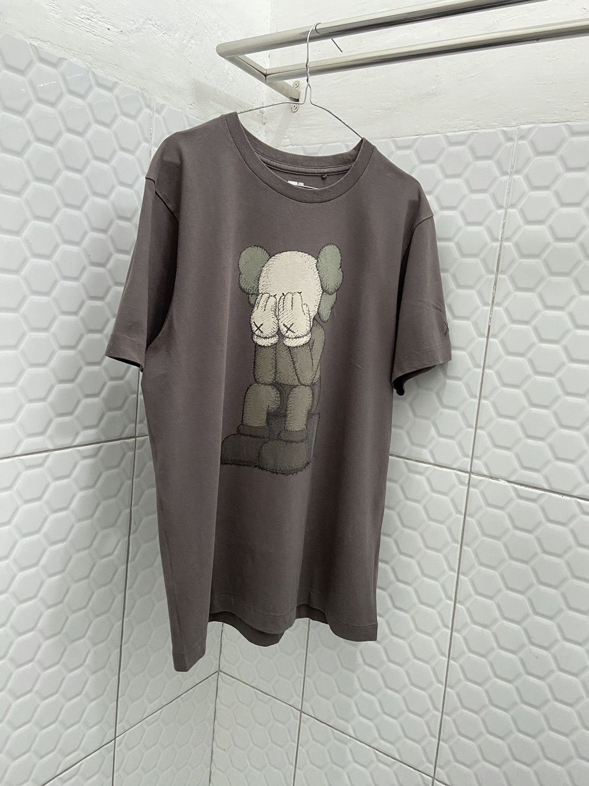 Kaws × Uniqlo 2016 Uniqlo x Kaws Passing Through Tee Size US M / EU 48-50 / 2 - 2 Thumbnail
