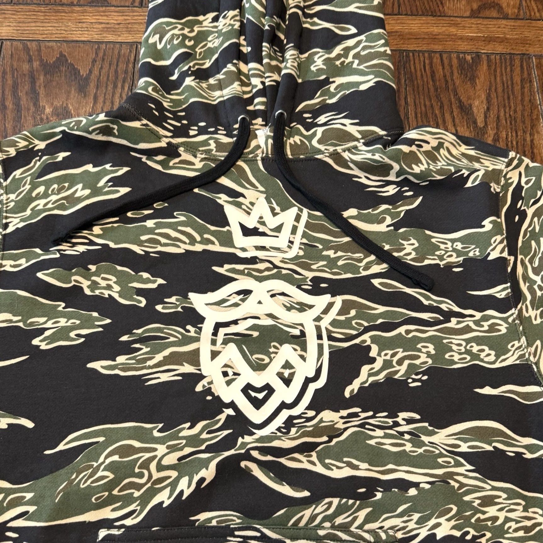 Vintage Dancing Gnome Beer Men’s Hoodie Size S Camo Pittsburgh Tiger Stripe New Sweatshirt Unisex Crew Neck Graphic Print Pullover Size US S / EU 44-46 / 1 - 3 Thumbnail