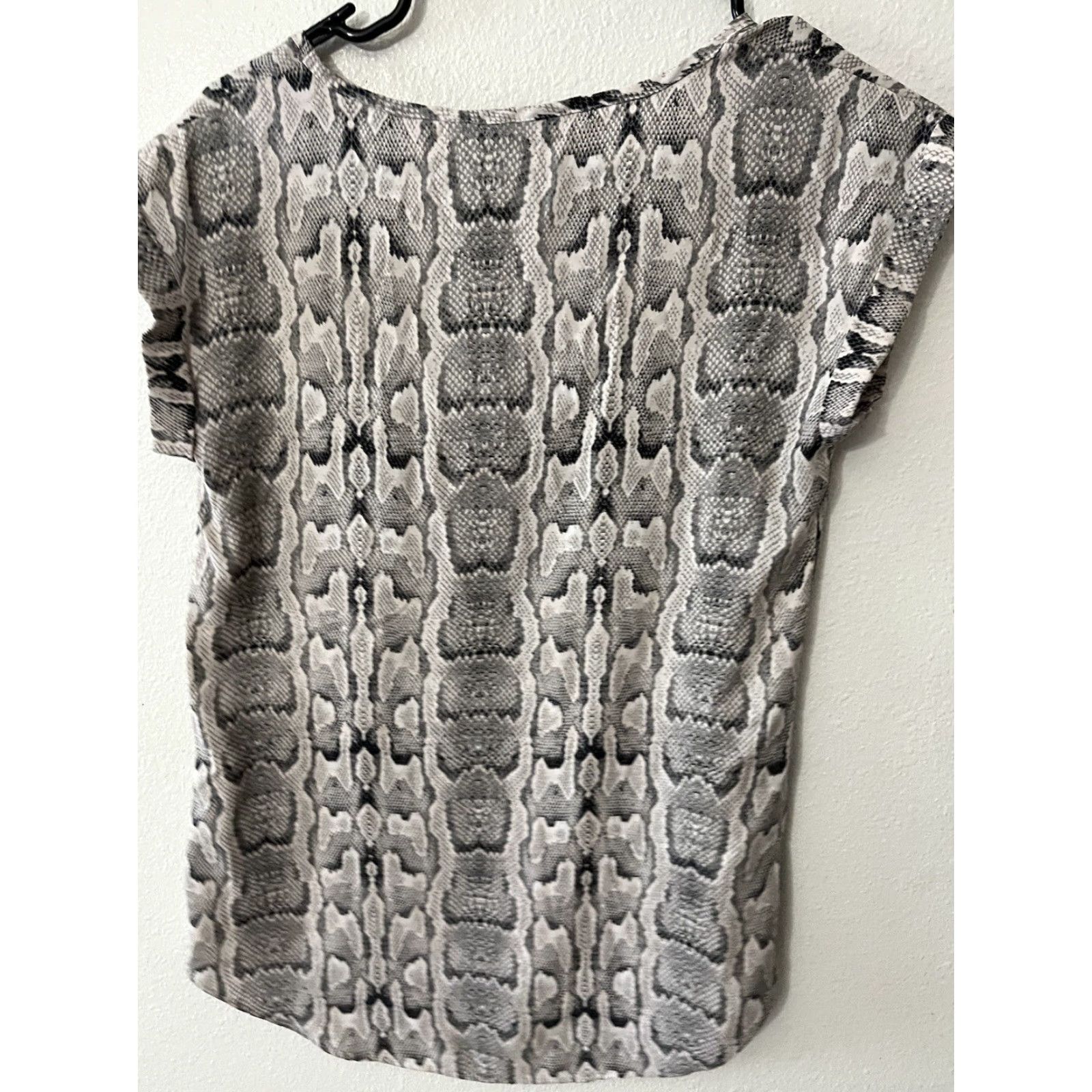 Express Express Women’s Gray Animal Print V-Neck Blouse XS Size Spirit? Size XS / US 0-2 / IT 36-38 - 2 Thumbnail