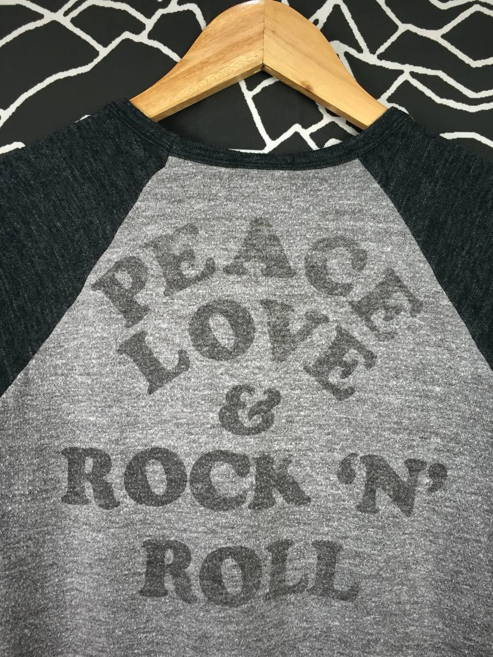 Cartoon Network Peanuts Woodstock Peace Love & Rock N Roll Raglan Tee Size S / US 4 / IT 40 - 5 Thumbnail