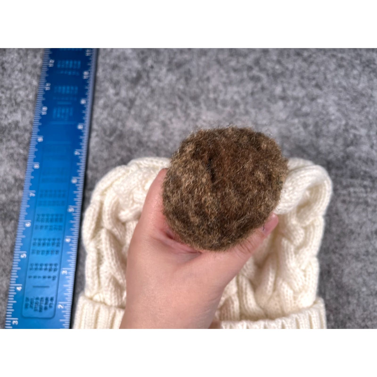 Vintage Beanie Toque Womens One Size White Cable Knit Acrylic Faux Fur Pom Ski Outdoors Size ONE SIZE - 3 Thumbnail
