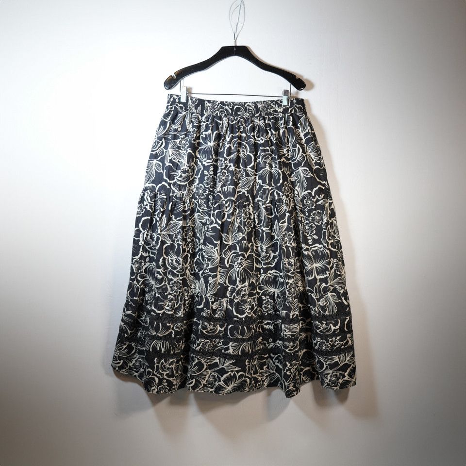 image of Mi Golondrina Falda Floral Print Pattern A Line Midi in Black, Women's (Size 36)