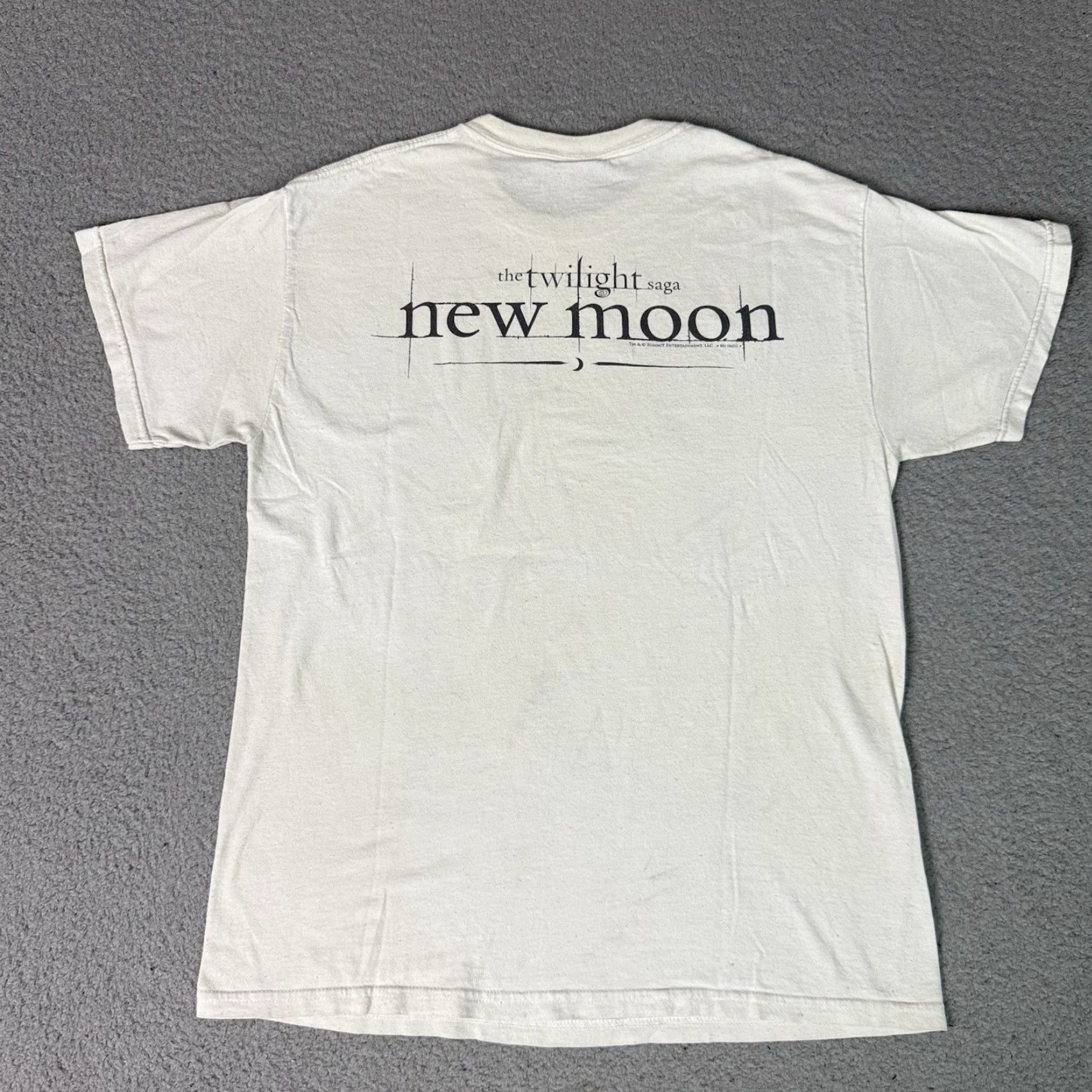 Gildan VINTAGE Twilight Shirt Mens M White New Moon Jacob Shirtless Movie Promo Distressed Shirt T-Shirt Graphic Print Crew Neck Cotton Knit Gildan Size US M / EU 48-50 / 2 - 5 Thumbnail