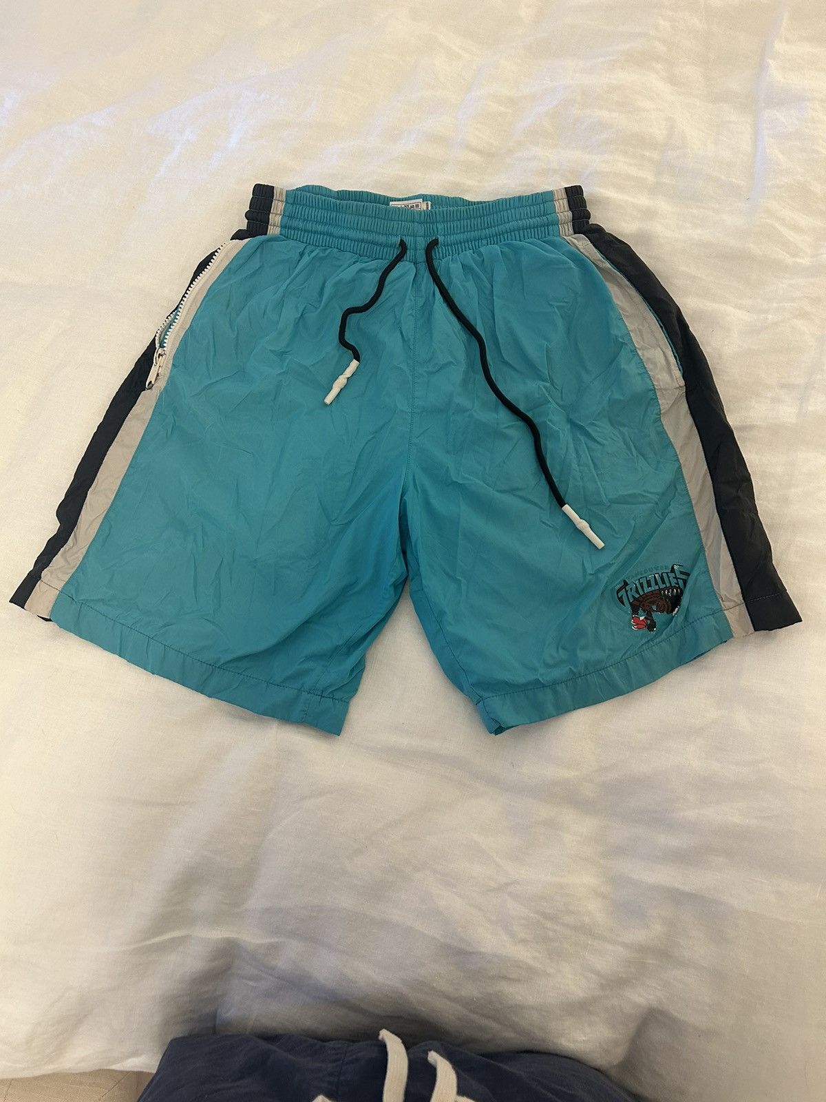 Mitchell & Ness Vancouver Grizzlies Shorts (Size Small) Size US 33 - 1 Thumbnail