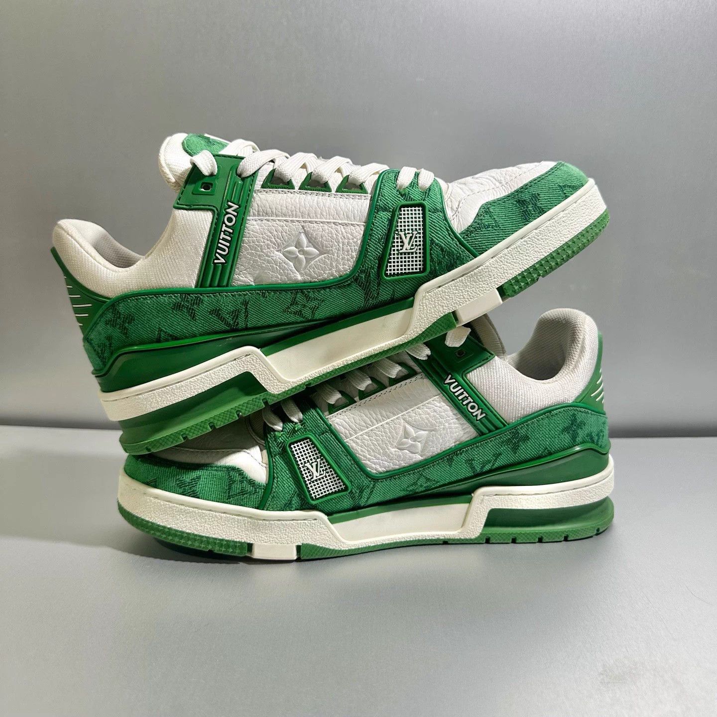 Louis Vuitton Louis Vuitton Trainer White Green 6/40 Worn once Size US 7 / EU 40 - 4 Thumbnail