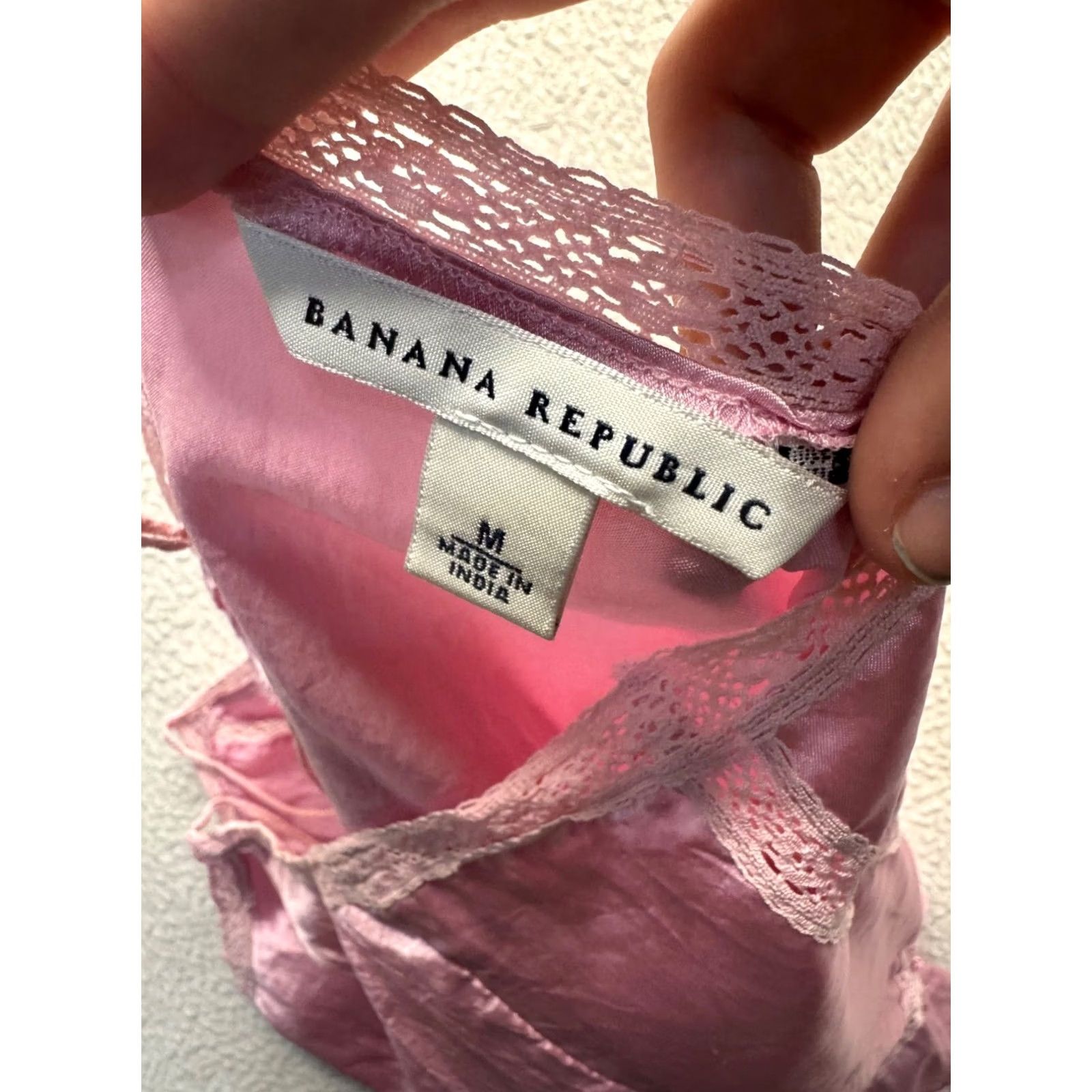 Banana Republic Banana Republic Pink Satin Camisole Top M Womens Tank Lace Trim Silk? No — Polyester Satin Camisole Top Size M / US 6-8 / IT 42-44 - 4 Thumbnail