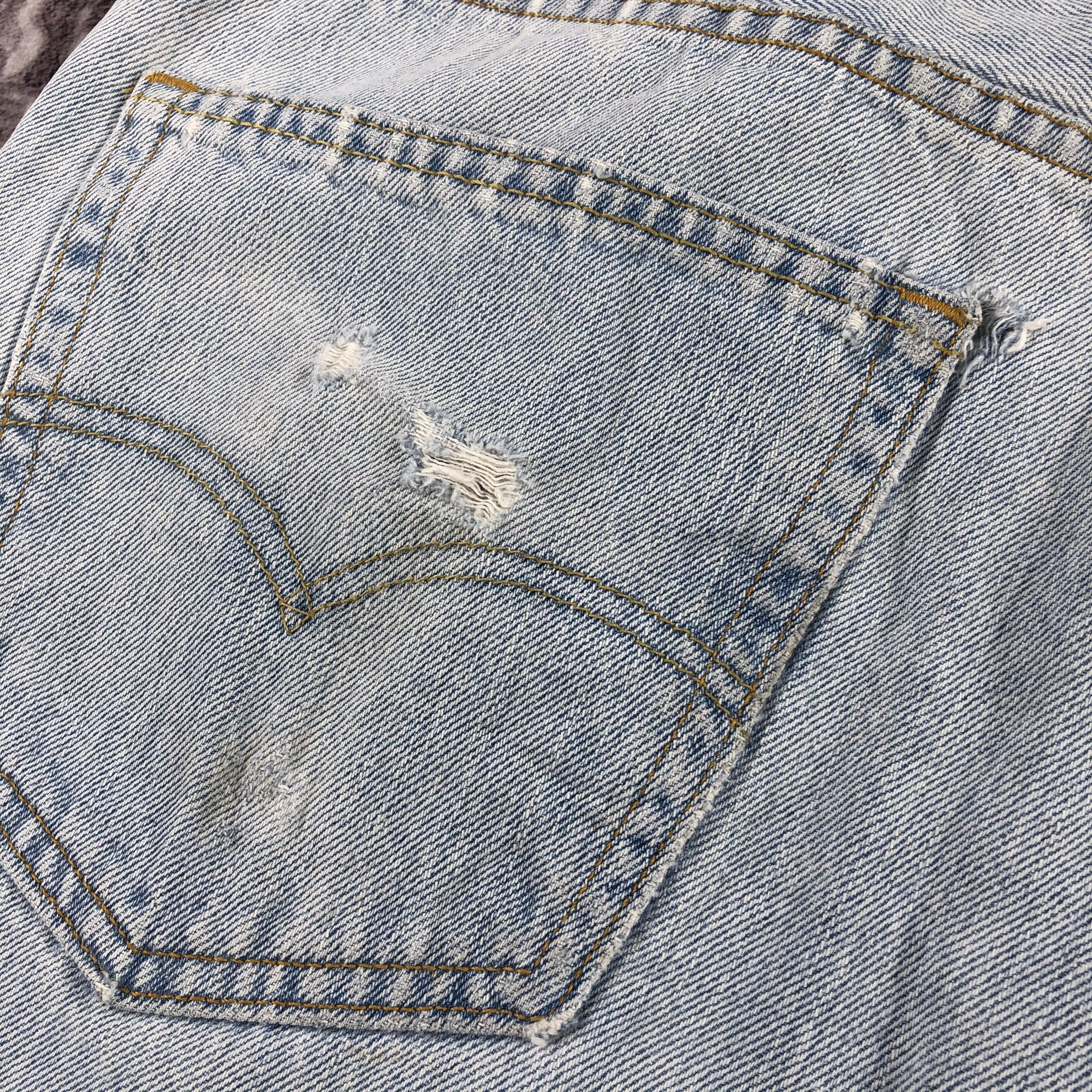 Vintage Light Wash Levis Jeans-JM2526