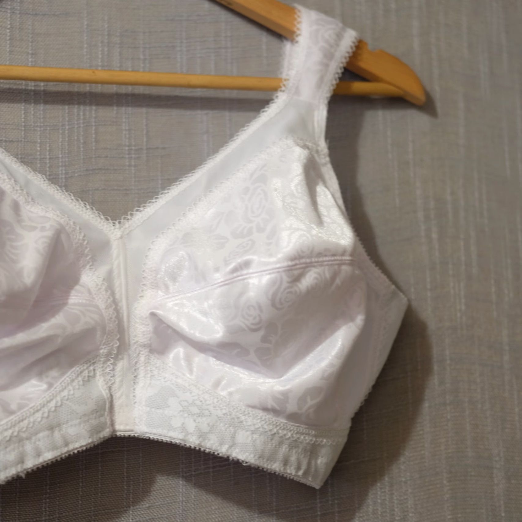 Vintage Playtex Bra Women 18-Hour Wireless Satin White Wide Strap 4693 40D EUC #H89-20 Size ONE SIZE - 3 Thumbnail