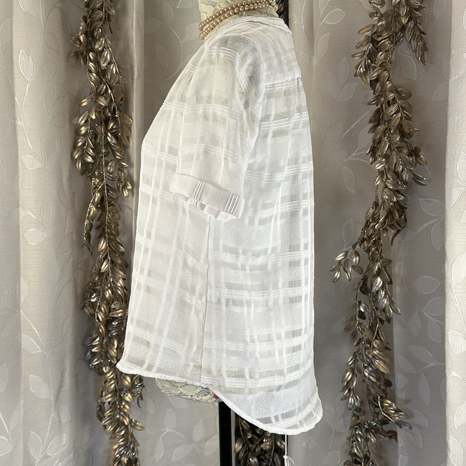 Alfani Alfani Petite Sheer White Blouse PS V-Neck Texture Size S / US 4 / IT 40 - 4 Thumbnail