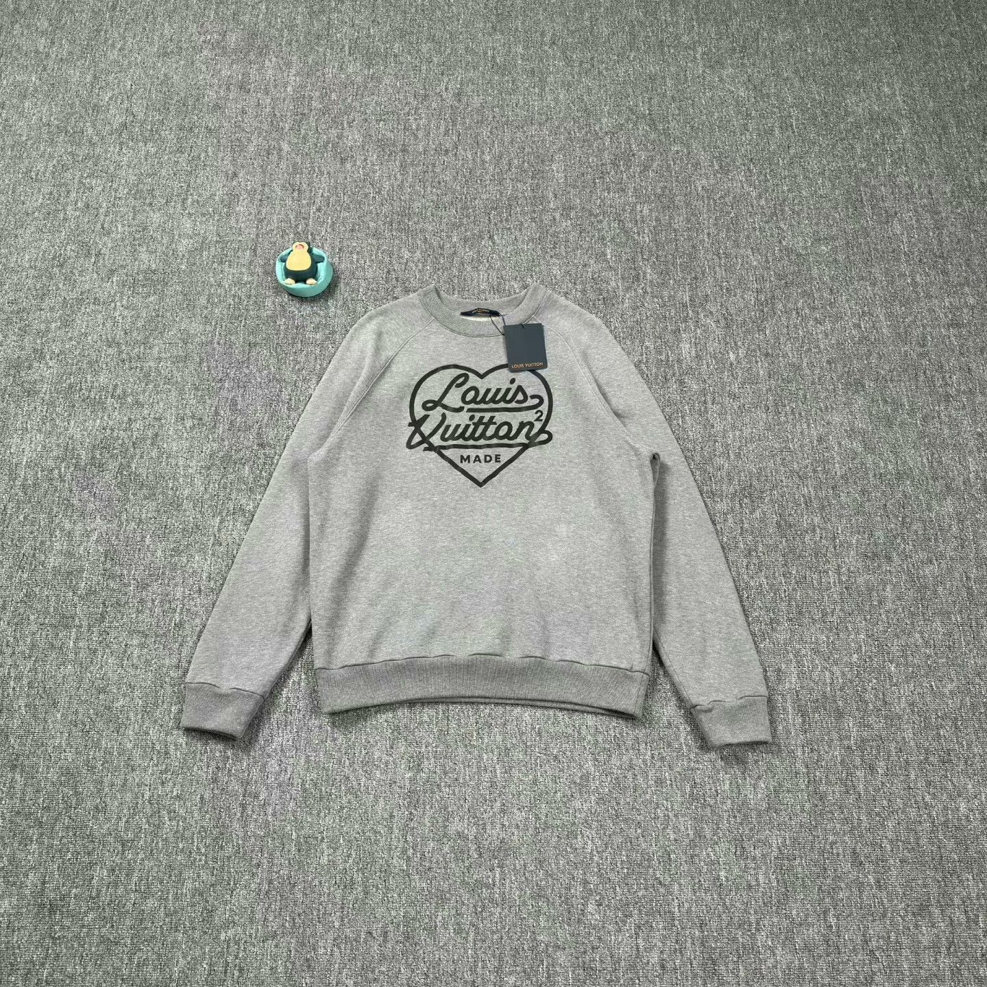 Louis Vuitton lv nigo collaboration heart design gray sweatshirt Size US M / EU 48-50 / 2 - 1 Thumbnail