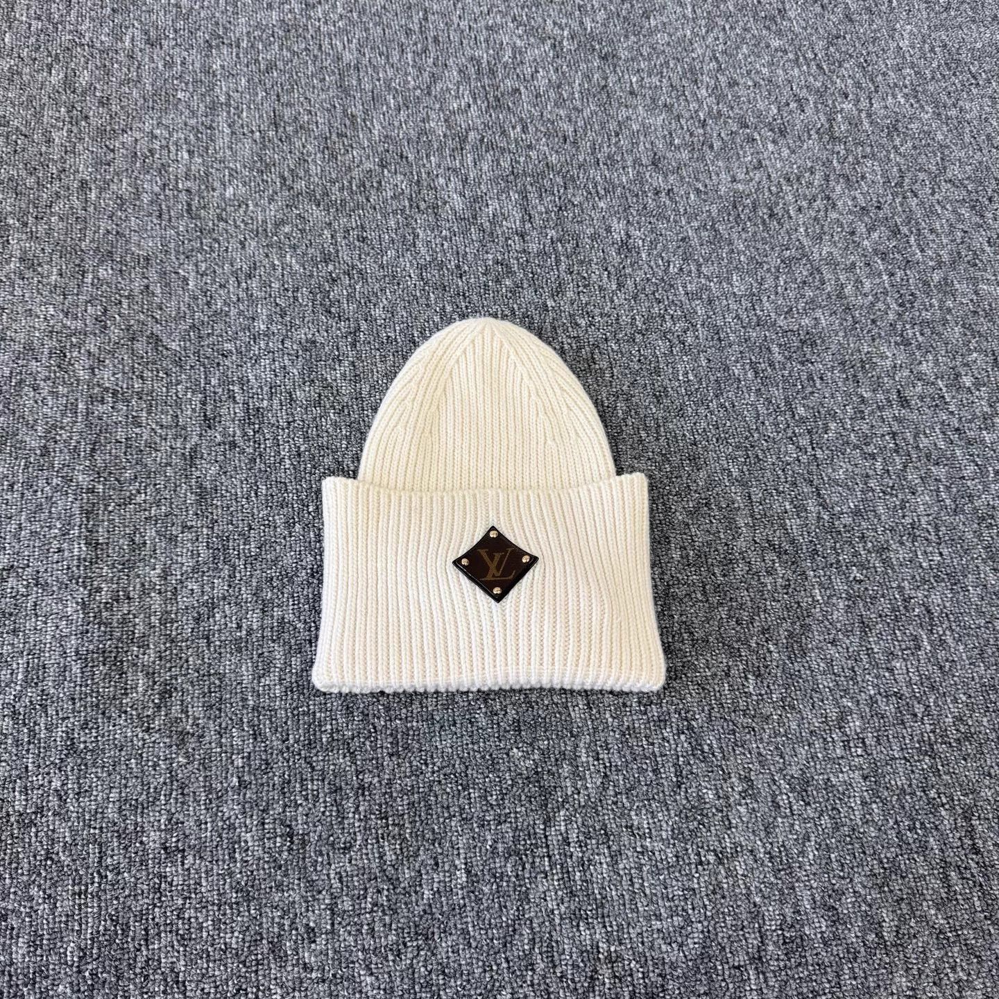 Louis Vuitton LV white monogram leather patch knit beanie 99 new Size ONE SIZE - 1 Thumbnail
