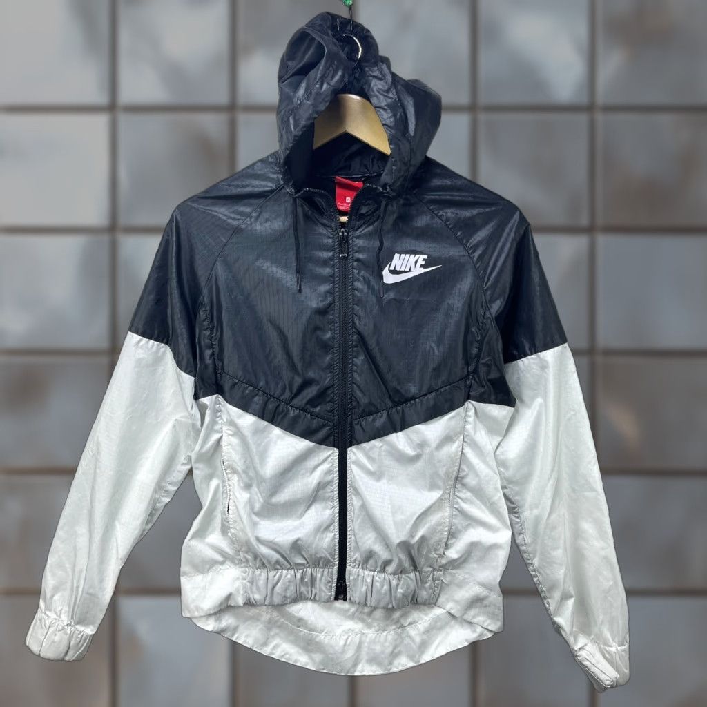 Nike VINTAGE Nike Windbreaker Jacket Womens XS Black Windbreaker XS Womens Nike Jacket Vintage Windbreaker Black XS Size XS / US 0-2 / IT 36-38 - 1 Thumbnail