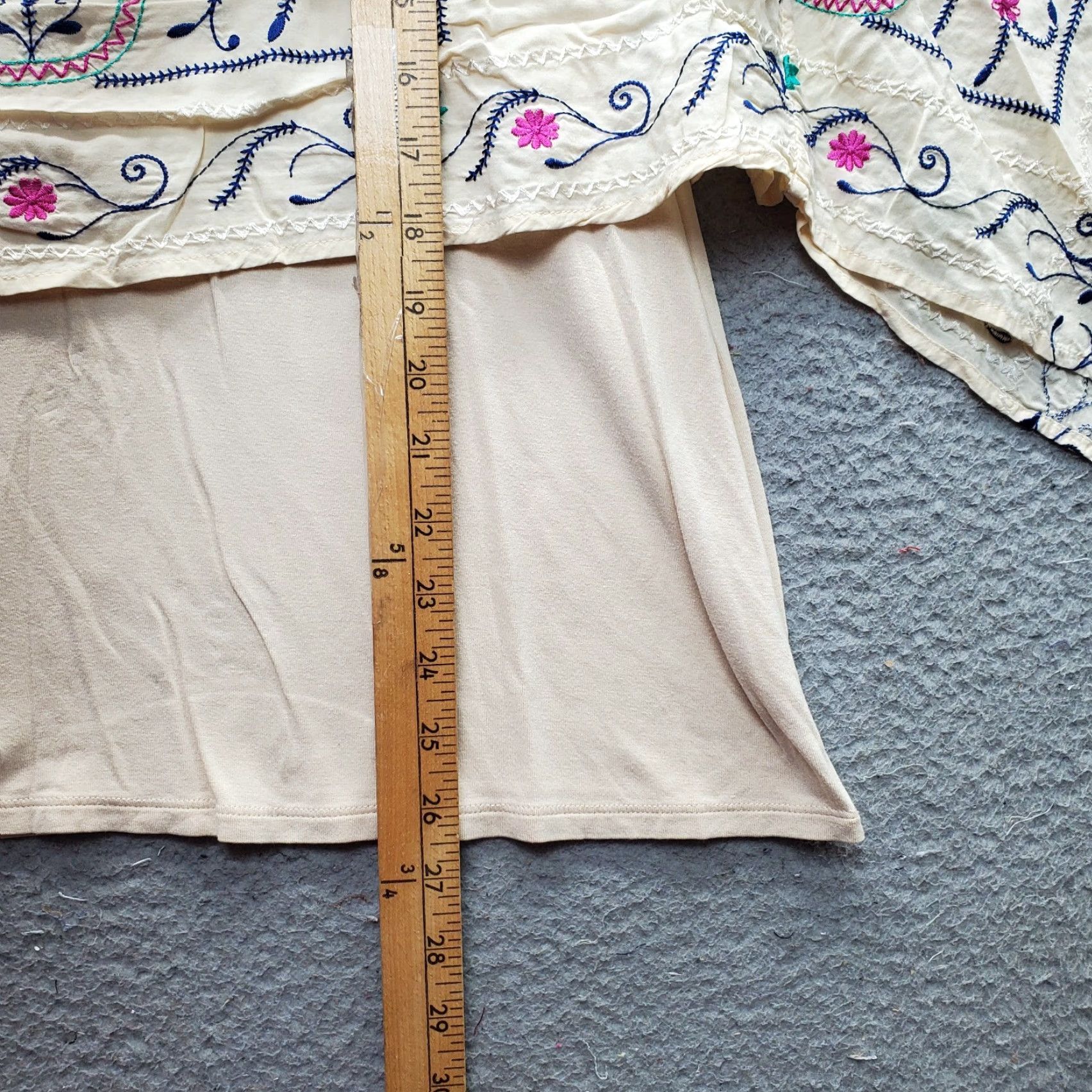 Vintage Chico's Kimono Top Womens Size 1 Tan Rayon Embroidered Flowers Sleeve Pullover Shirt Size XS / US 0-2 / IT 36-38 - 3 Thumbnail