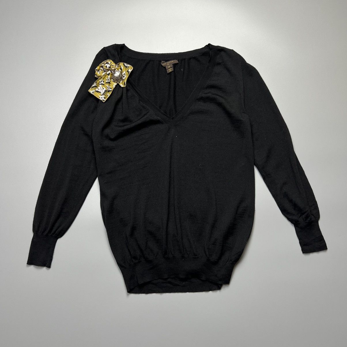 Louis Vuitton Louis Vuitton - LV Ribbon Brooch Wool - Sweatshirt Size M / US 6-8 / IT 42-44 - 1 Thumbnail