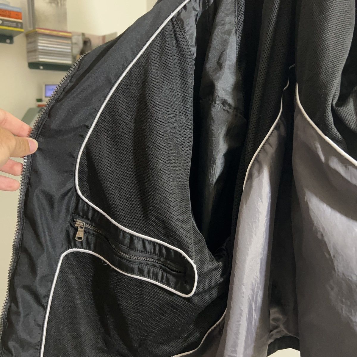 Calvin Klein Calvin Klein black water resistant windbreaker in black Size US L / EU 52-54 / 3 - 4 Thumbnail