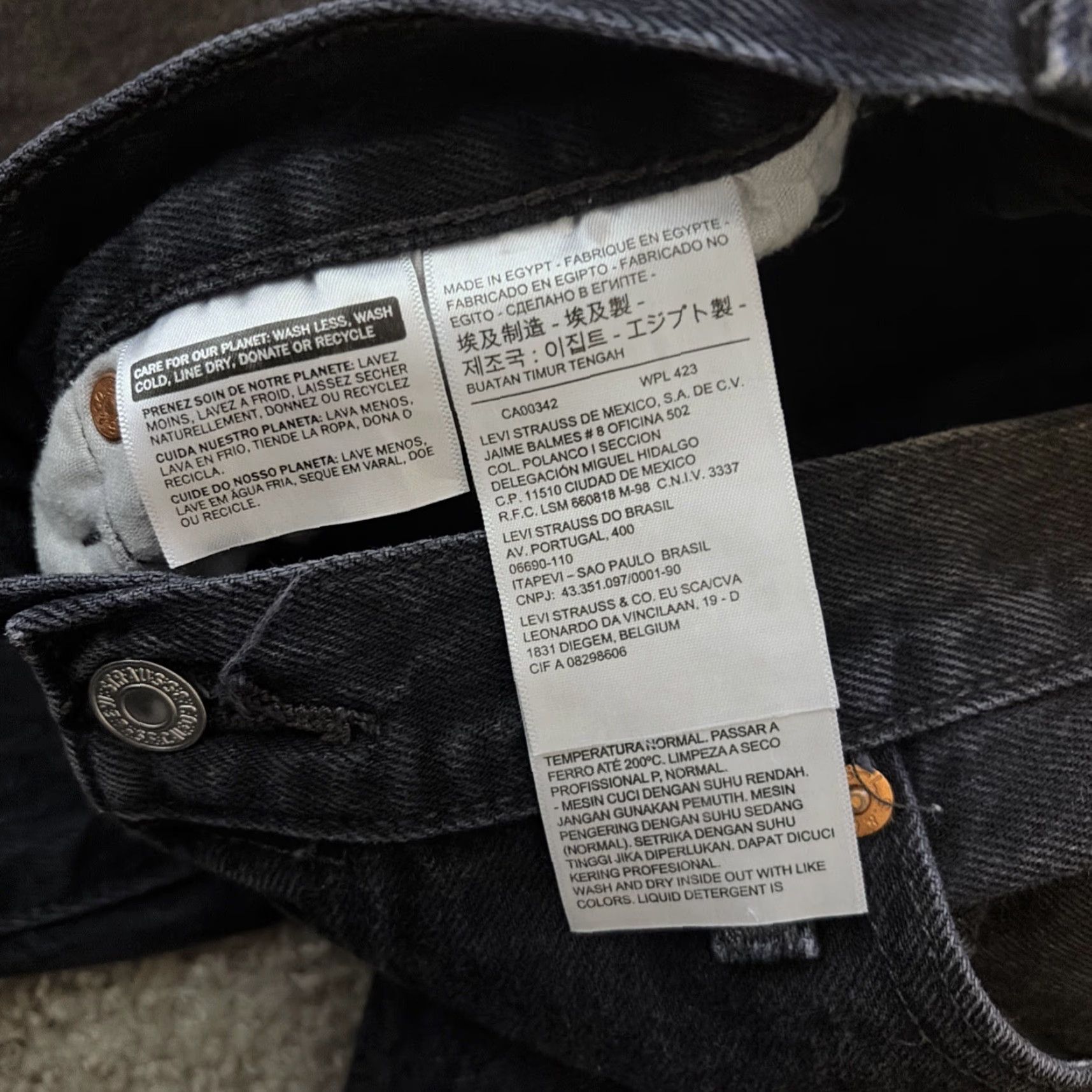 Levi's VINTAGE Levi’s 501 Button Fly Black Denim Jeans Straight Leg 36x32 Men Jeans Straight 501 Black Denim Mens Size US 36 / EU 52 - 4 Thumbnail