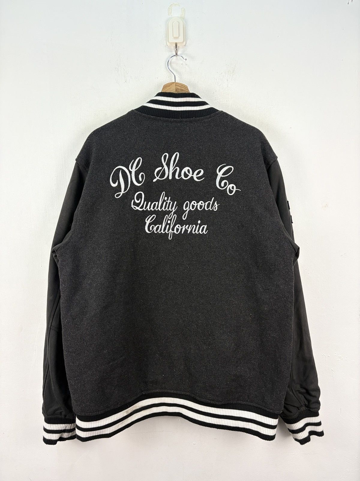 DC Vintage Dc Shoes Varsity Jacket Wool Size US L / EU 52-54 / 3 - 7 Thumbnail