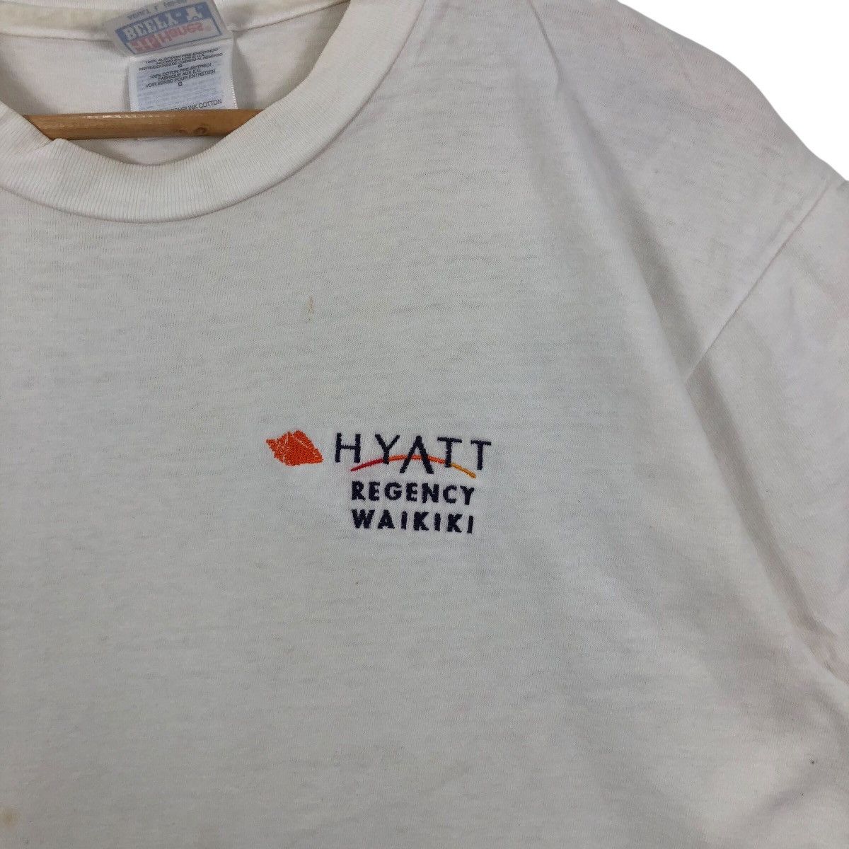 Vintage Vintage Hyatt Waikiki Photoprint T Shirt Art Size L Size US L / EU 52-54 / 3 - 5 Thumbnail