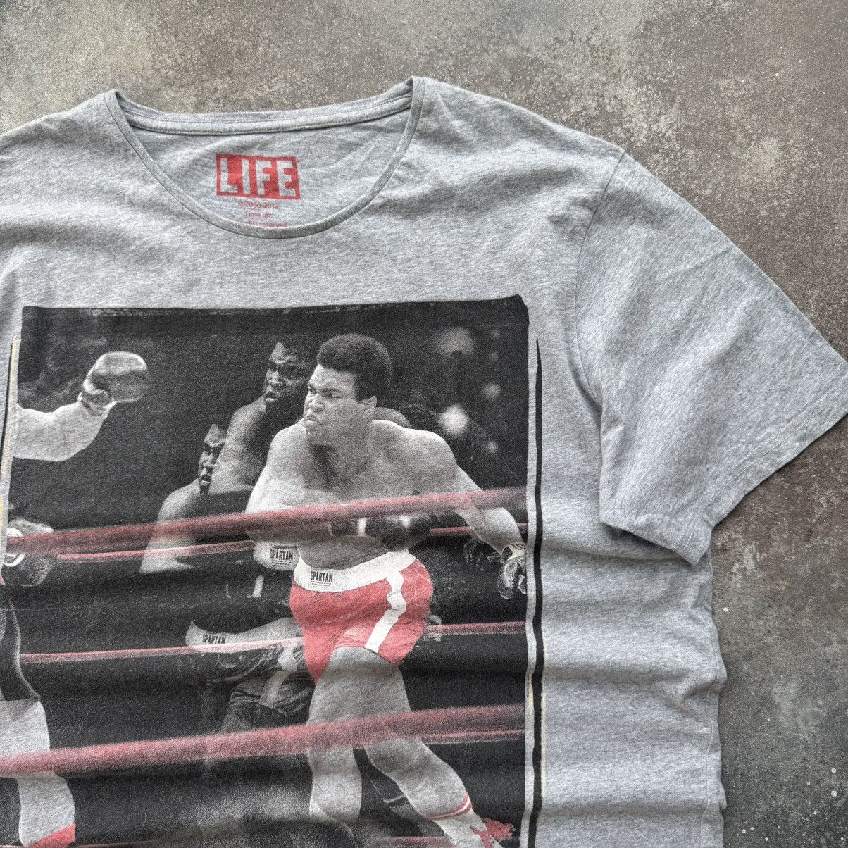 20471120 × If Six Was Nine × Japanese Brand Mohamed Ali Vintage Y2K Iconic Printed T-Shirt Size US XXL / EU 58 / 5 - 4 Thumbnail