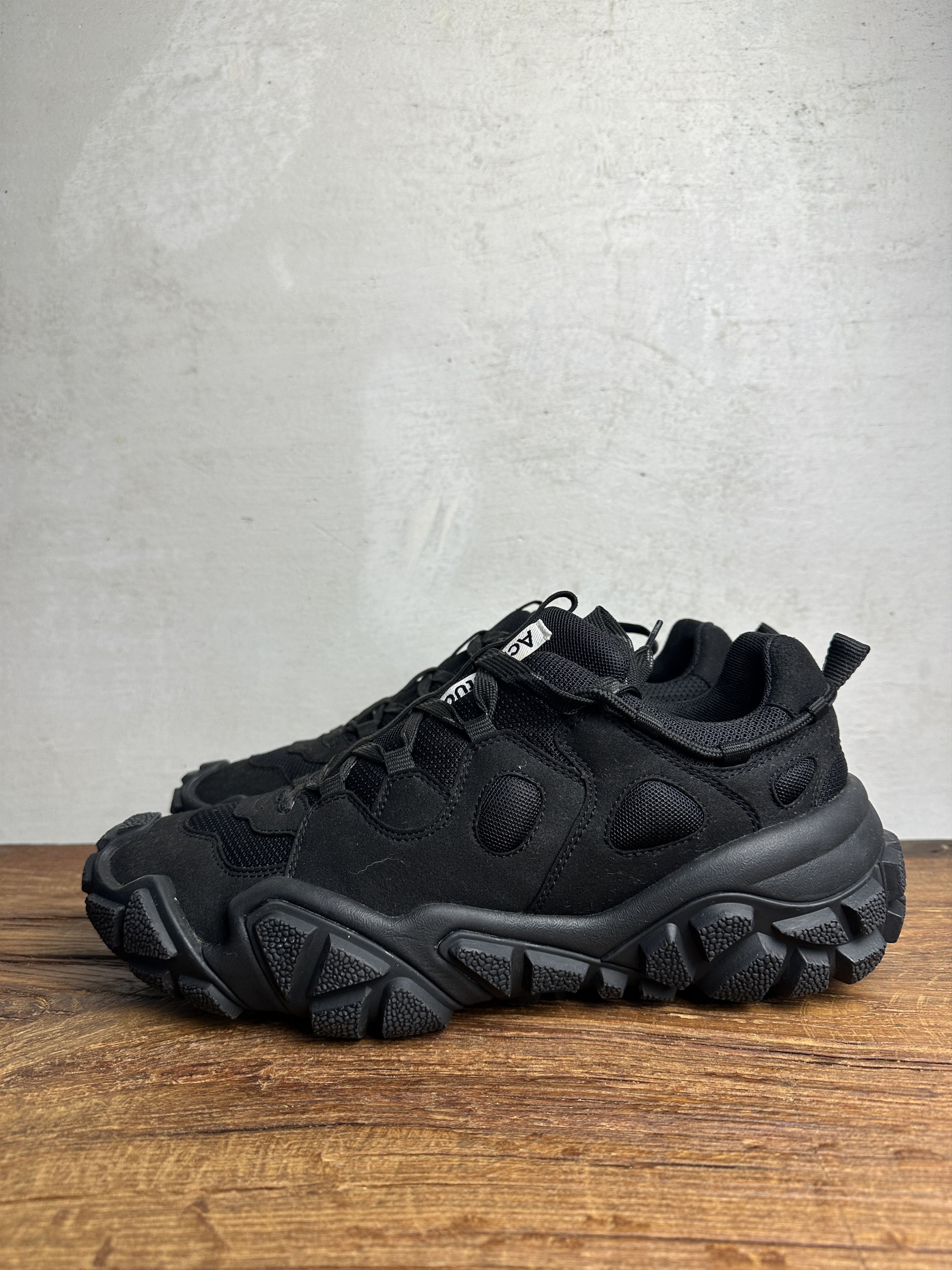 靴 Acne studios BOLTZER M SIZE 42 Acne Studios Releases Boltzer Football Sneakers | Hypebae