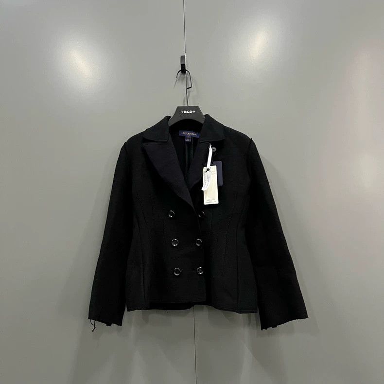 Louis Vuitton Louis Vuitton size 38 Black double-breasted cropped wool co Size US M / EU 48-50 / 2 - 1 Thumbnail