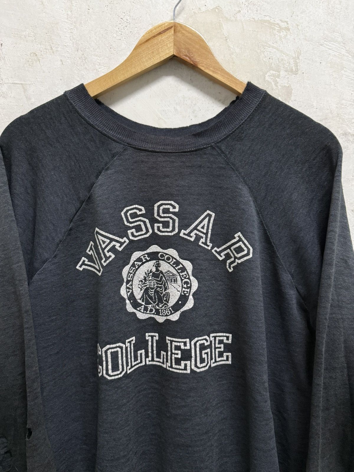 Vintage Vintage 80s Distressed Vassar College Thrashed Sweatshirt Size US M / EU 48-50 / 2 - 2 Thumbnail