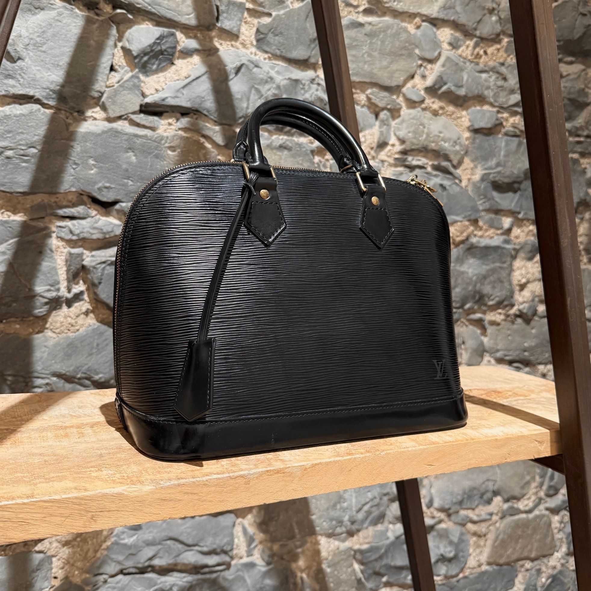 Louis Vuitton Louis Vuitton Vintage 1996 Black Epi Alma MM Handbag Size ONE SIZE - 3 Thumbnail